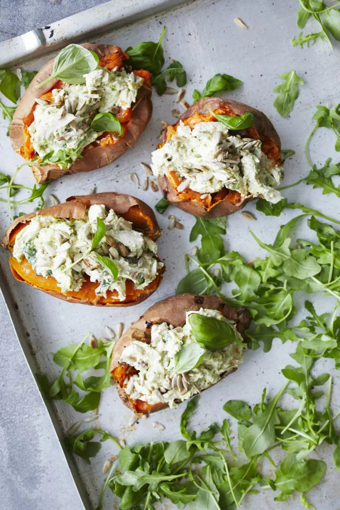 Fyldte søde kartofler med pesto kyllingesalat