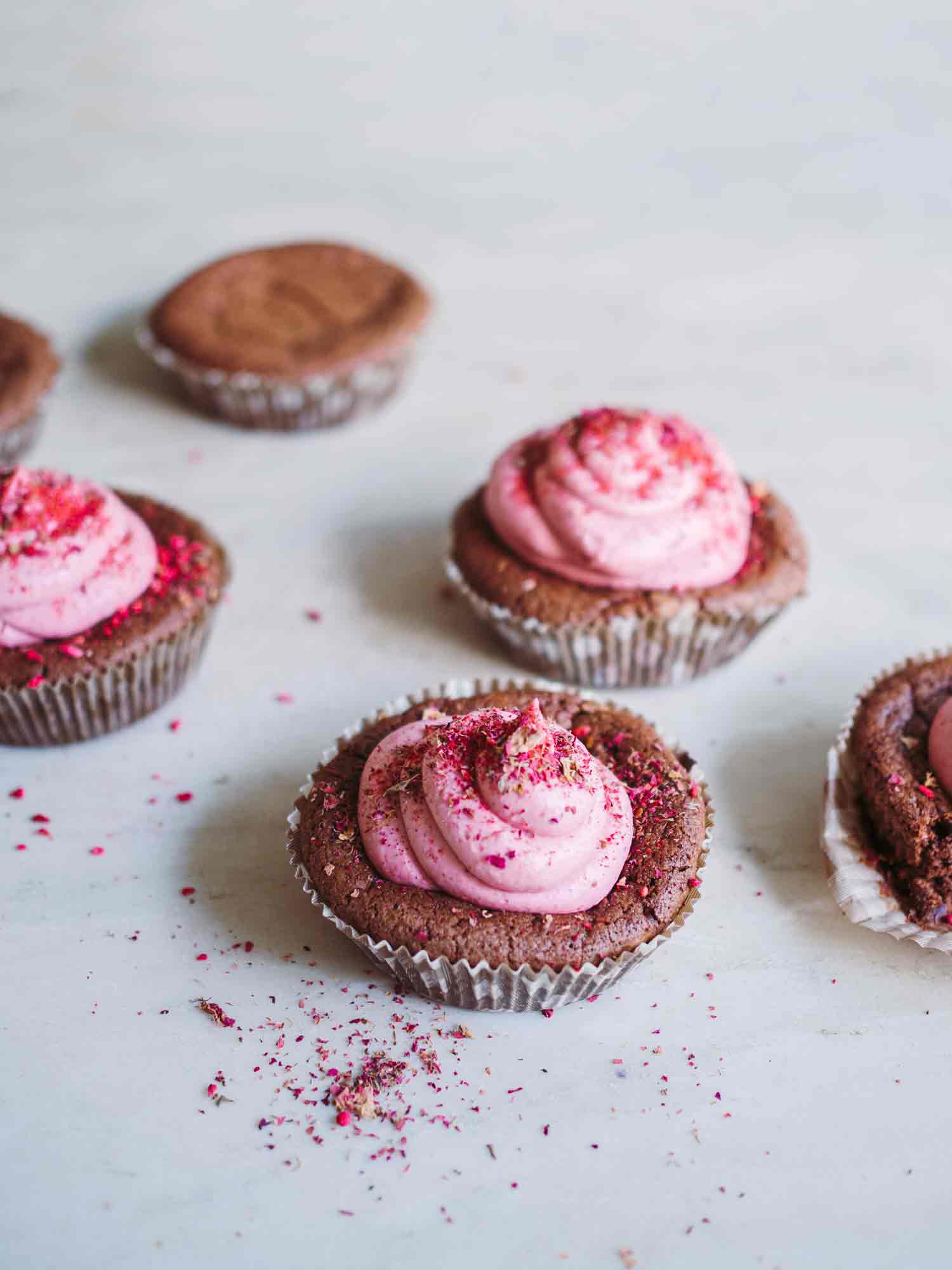 Brownie muffins med hindbærskum