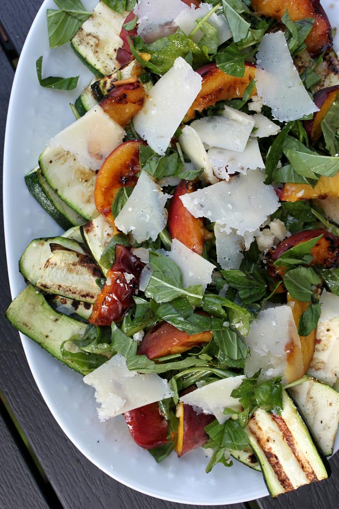 Salat med grillet fersken