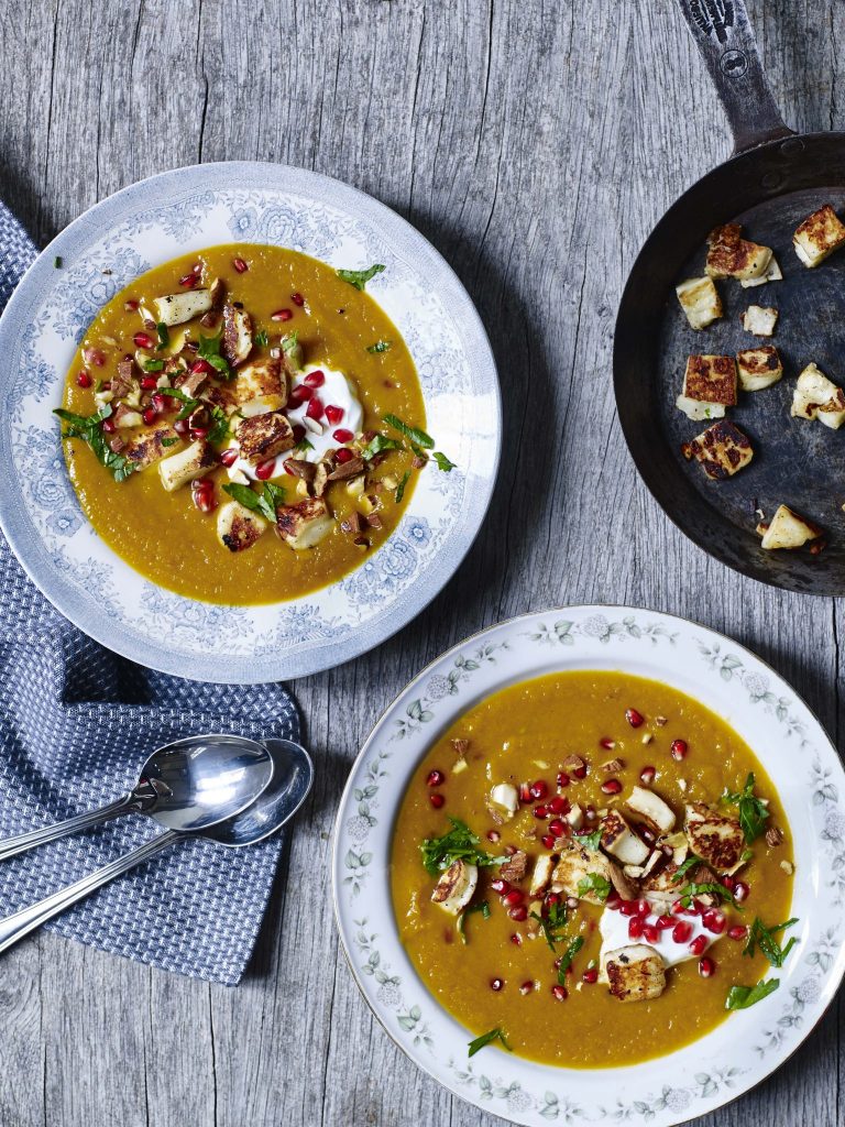 Krydret gulerodssuppe med sprød halloumi