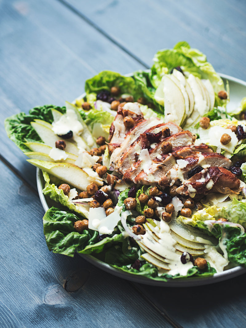 Overdådig cæsarsalat med pære, kylling og sprøde kikærter