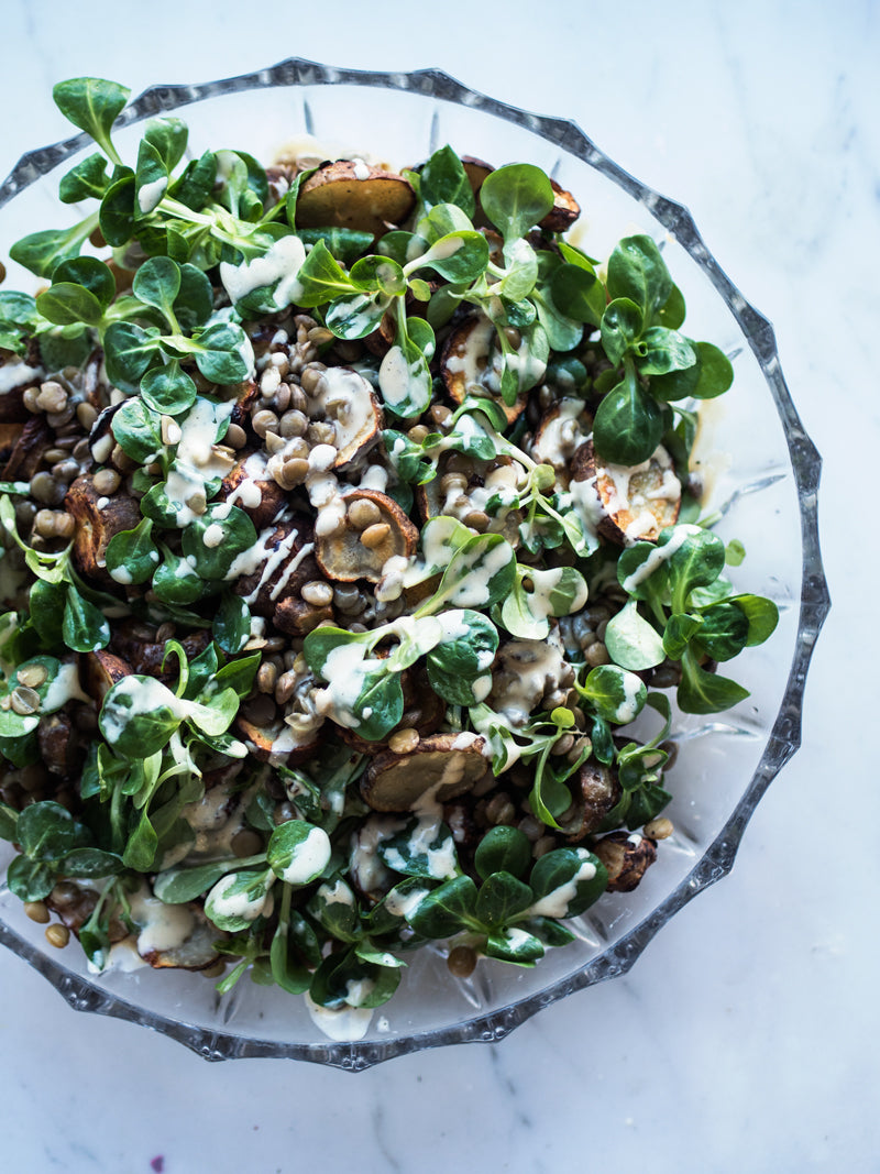 Linsesalat med ristede jordskokker og tahindressing