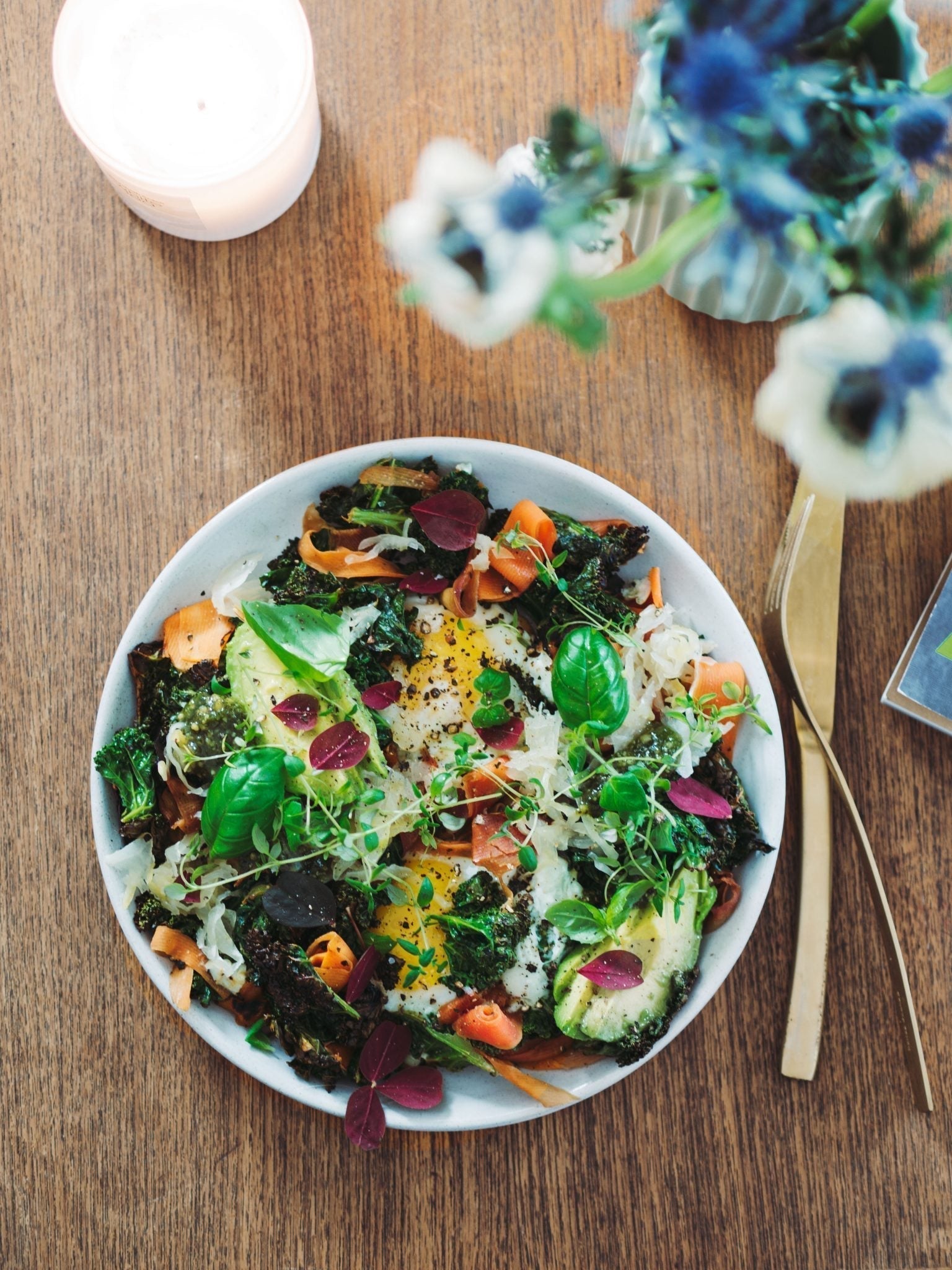 Grønkålspande med spejlæg