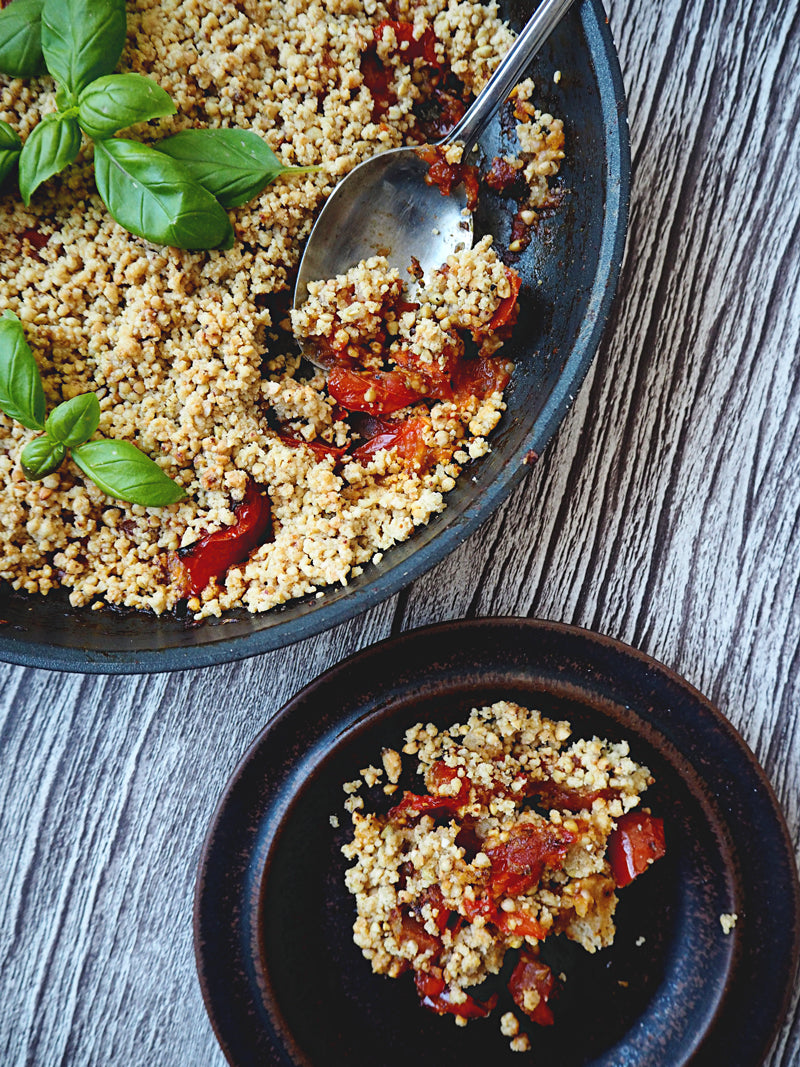 Tomatcrumble med boghvedeknas