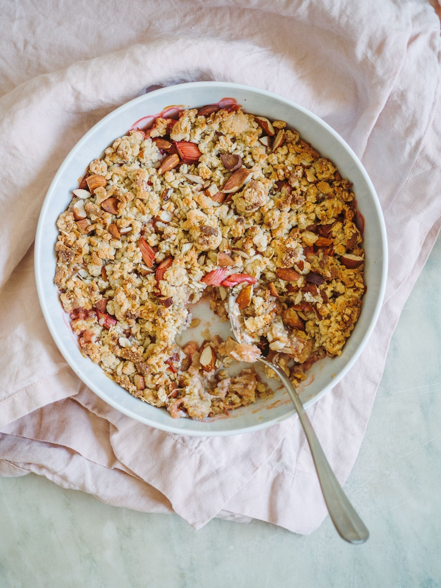 Rabarber crumble med marcipan