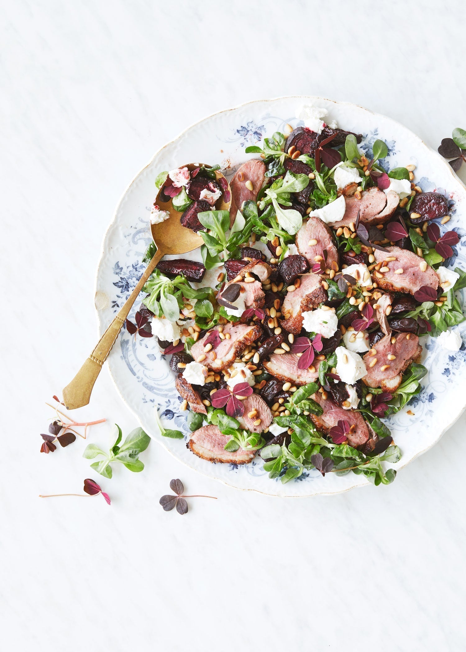 Salat med and, gedeost og bagte rødbeder