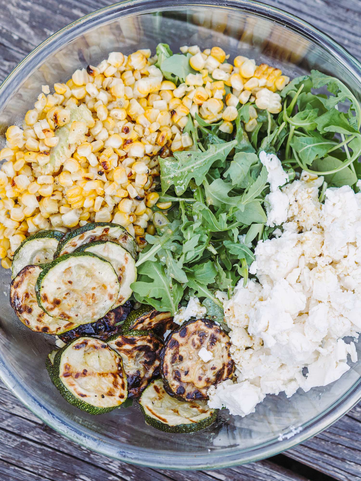 Salat med grillet squash og majs