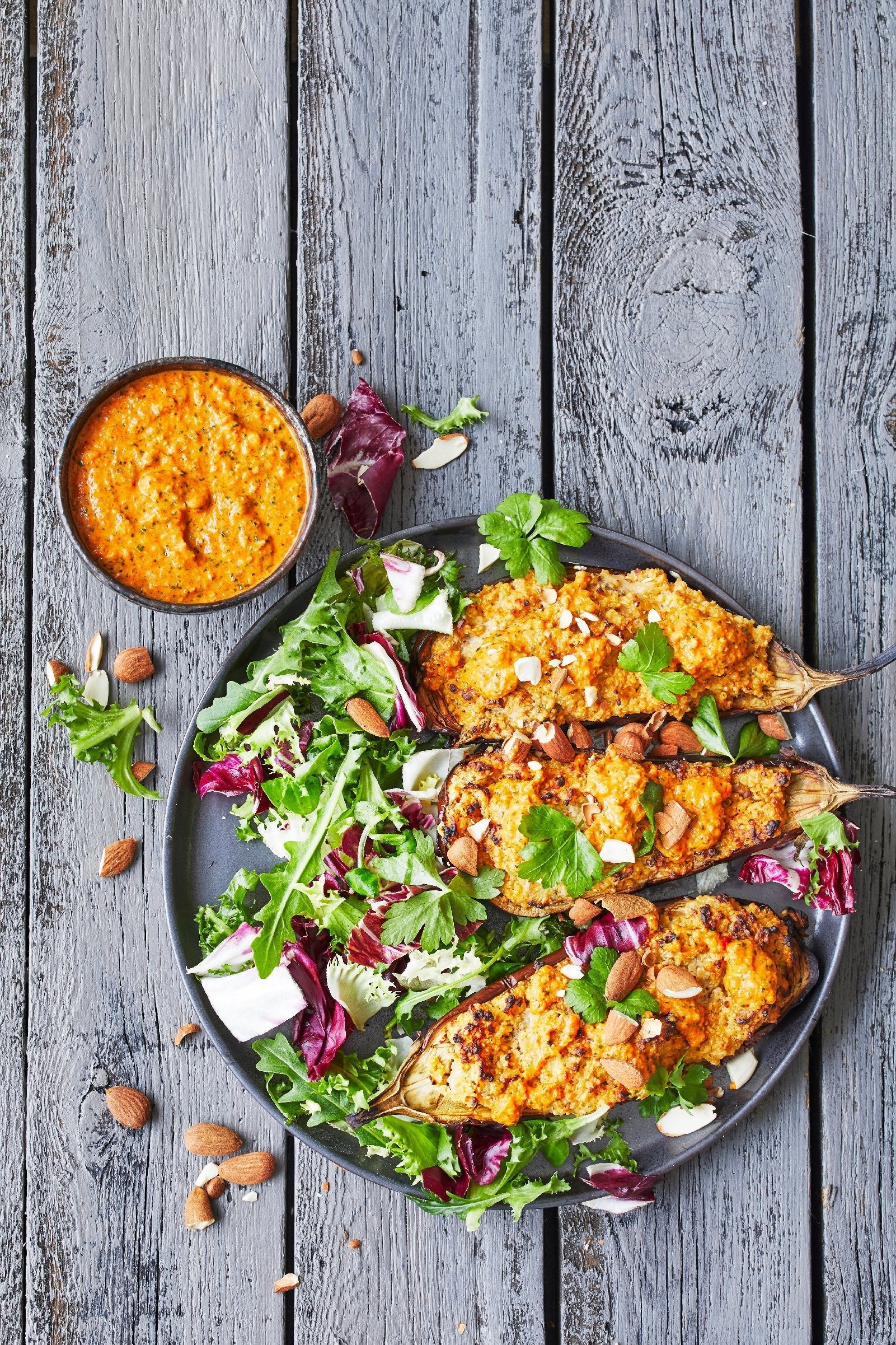 Fyldte auberginer med quinoa, ricotta og romesco