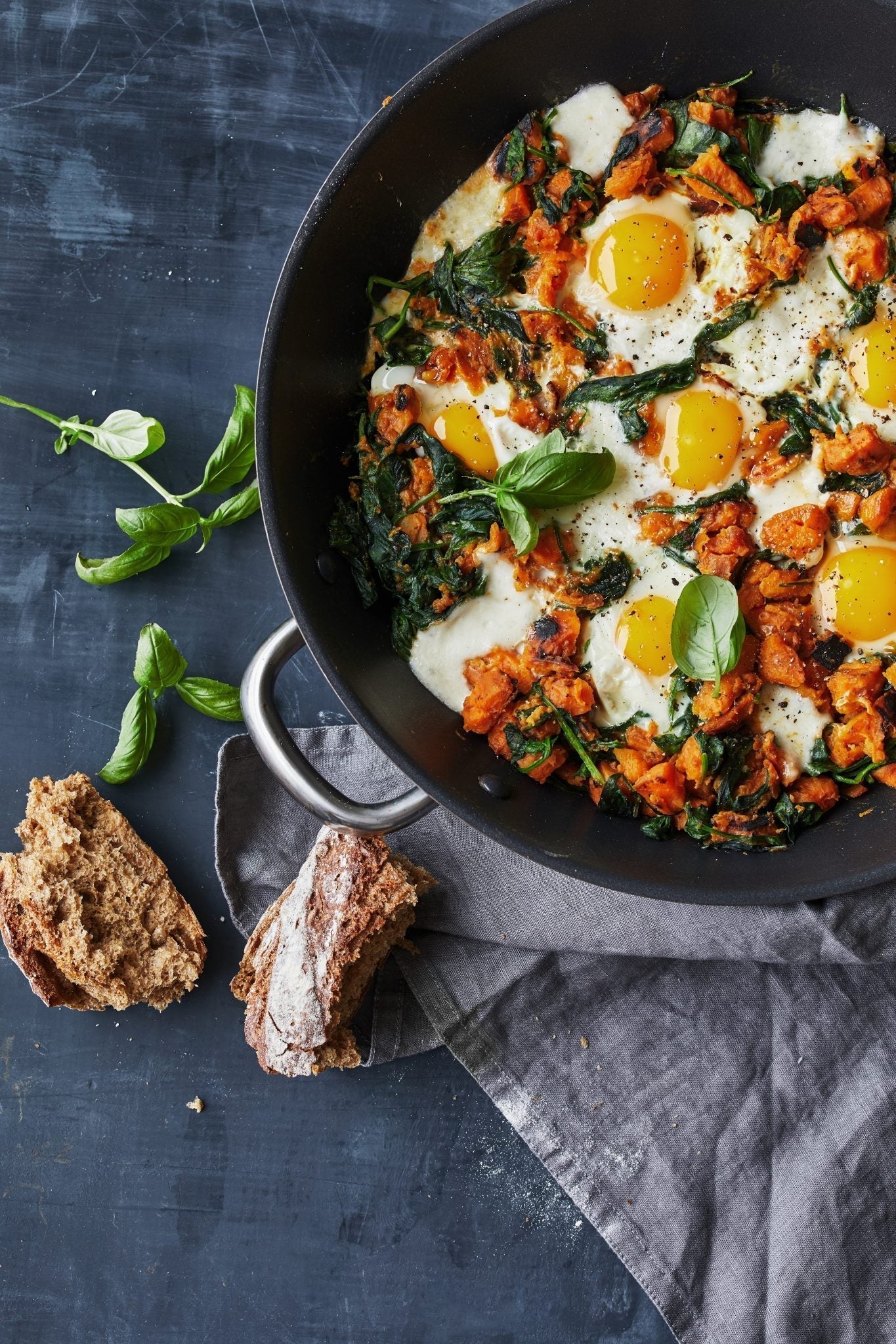 Sød kartoffel pande med spejlæg og spinat