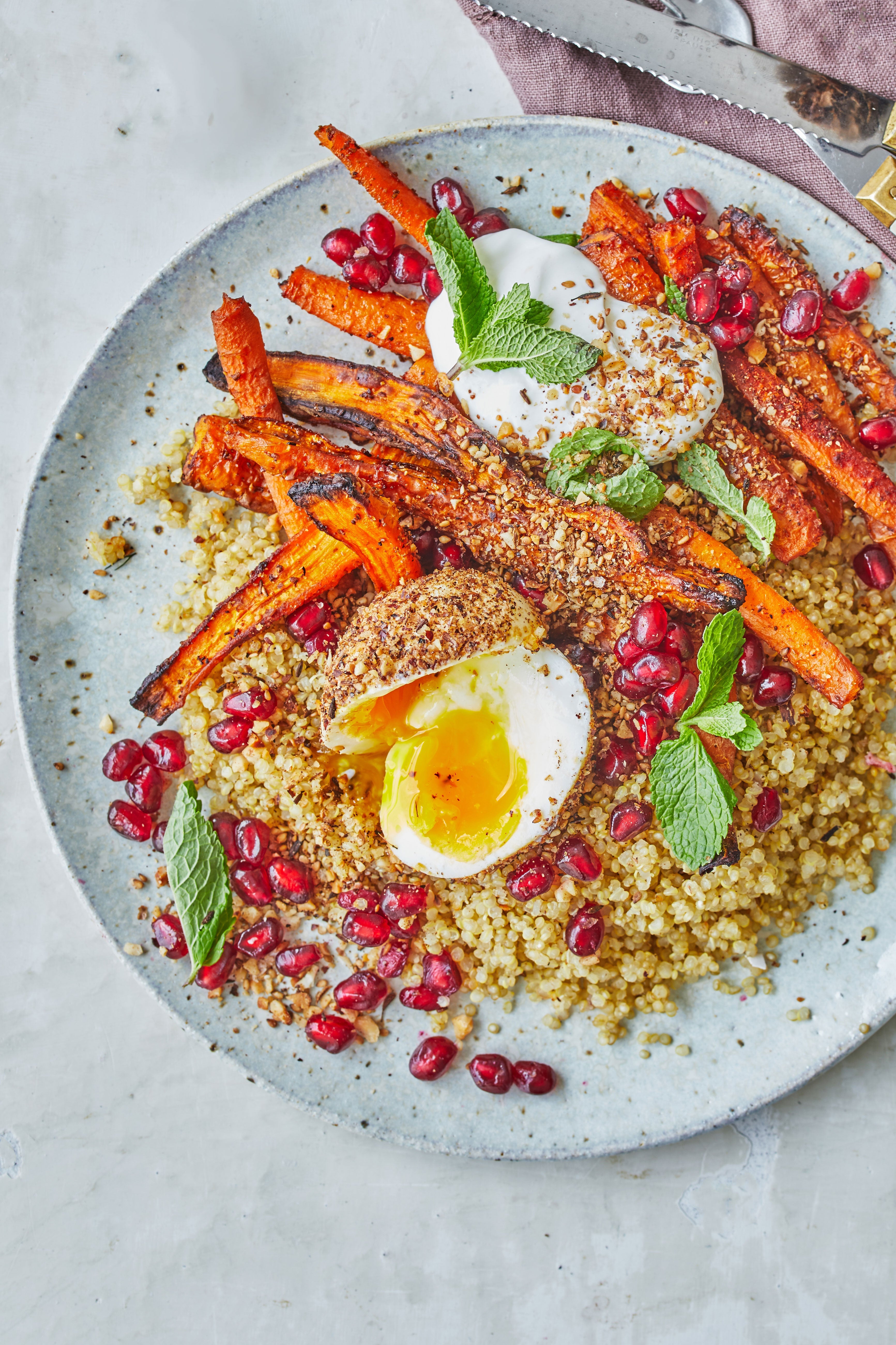 Ristede gulerødder med quinoa, dukkah og labneh