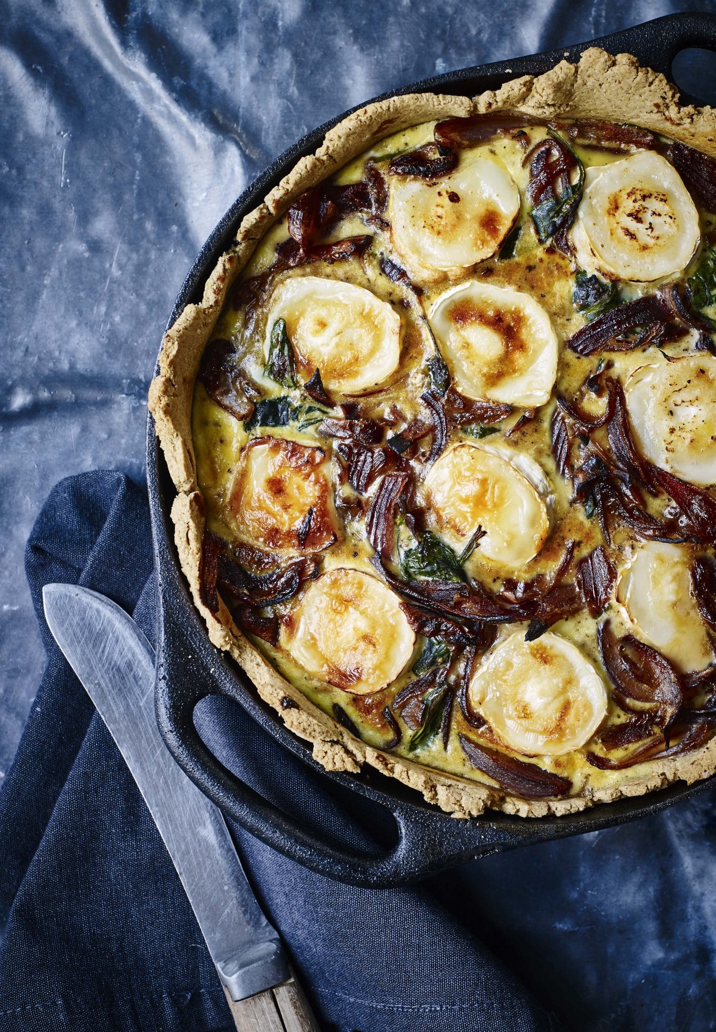 Tærte med gedeost & karamelliserede rødløg