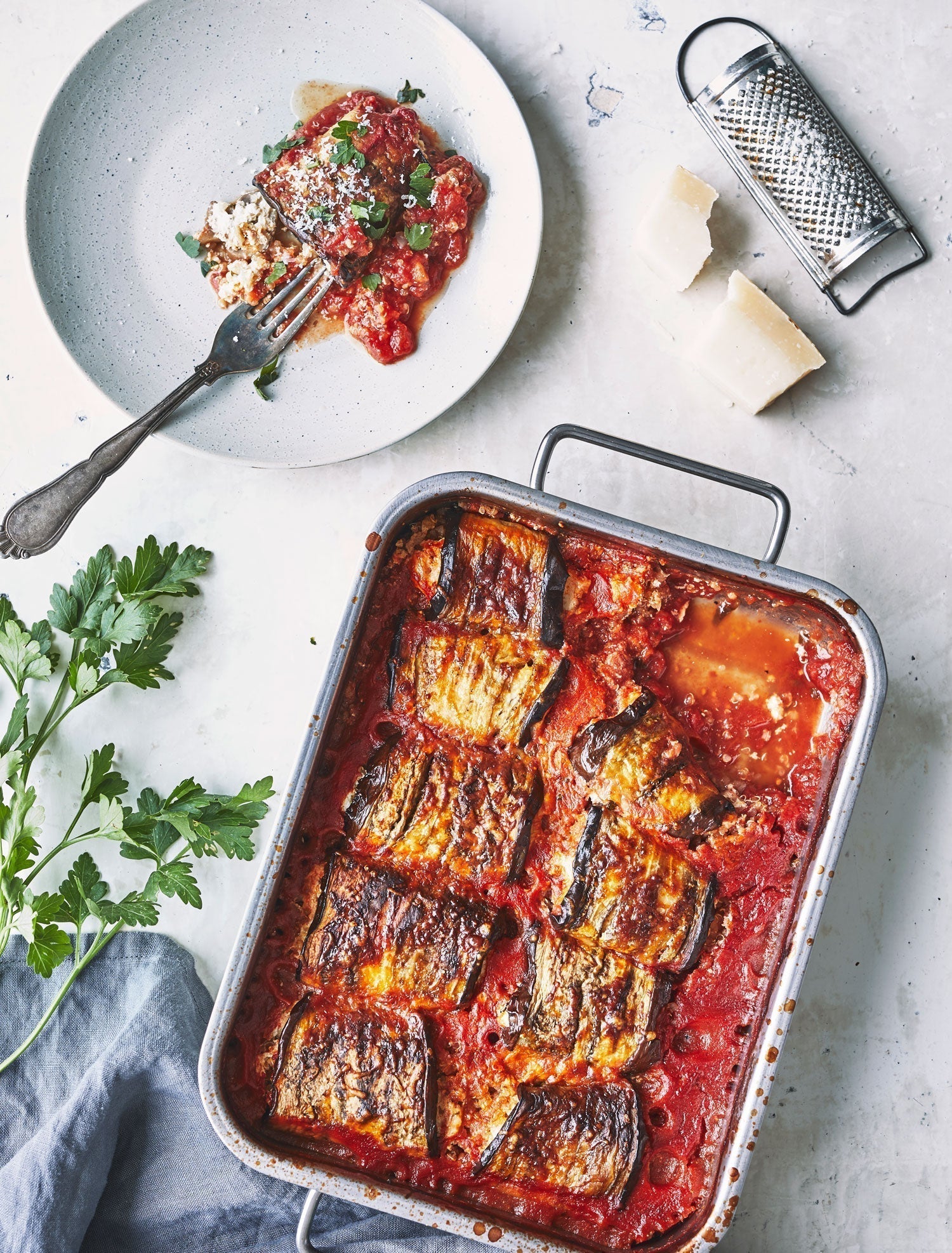 Aubergineruller med quinoa, svampe og tomatsauce