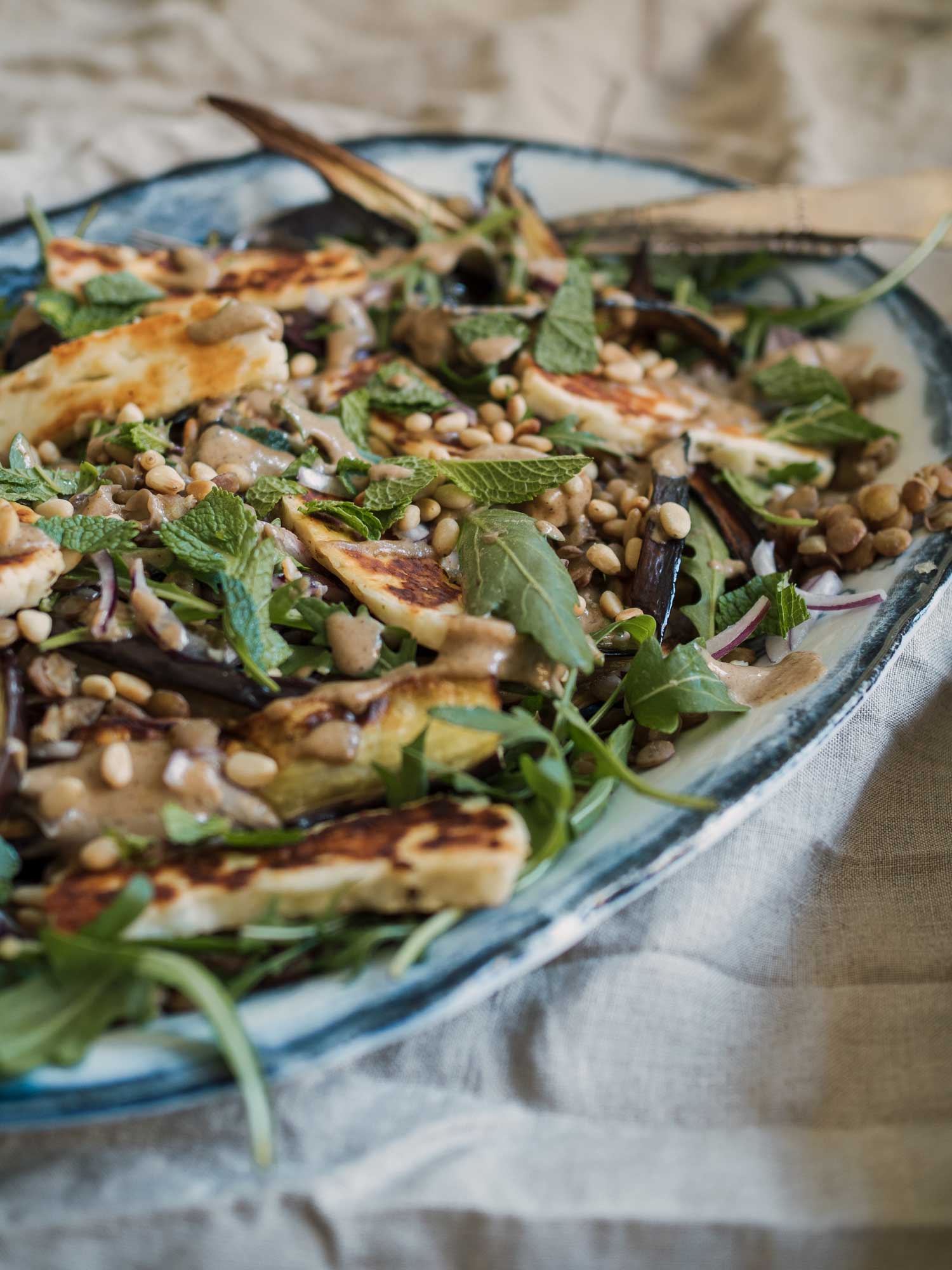 Salat med aubergine og halloumi