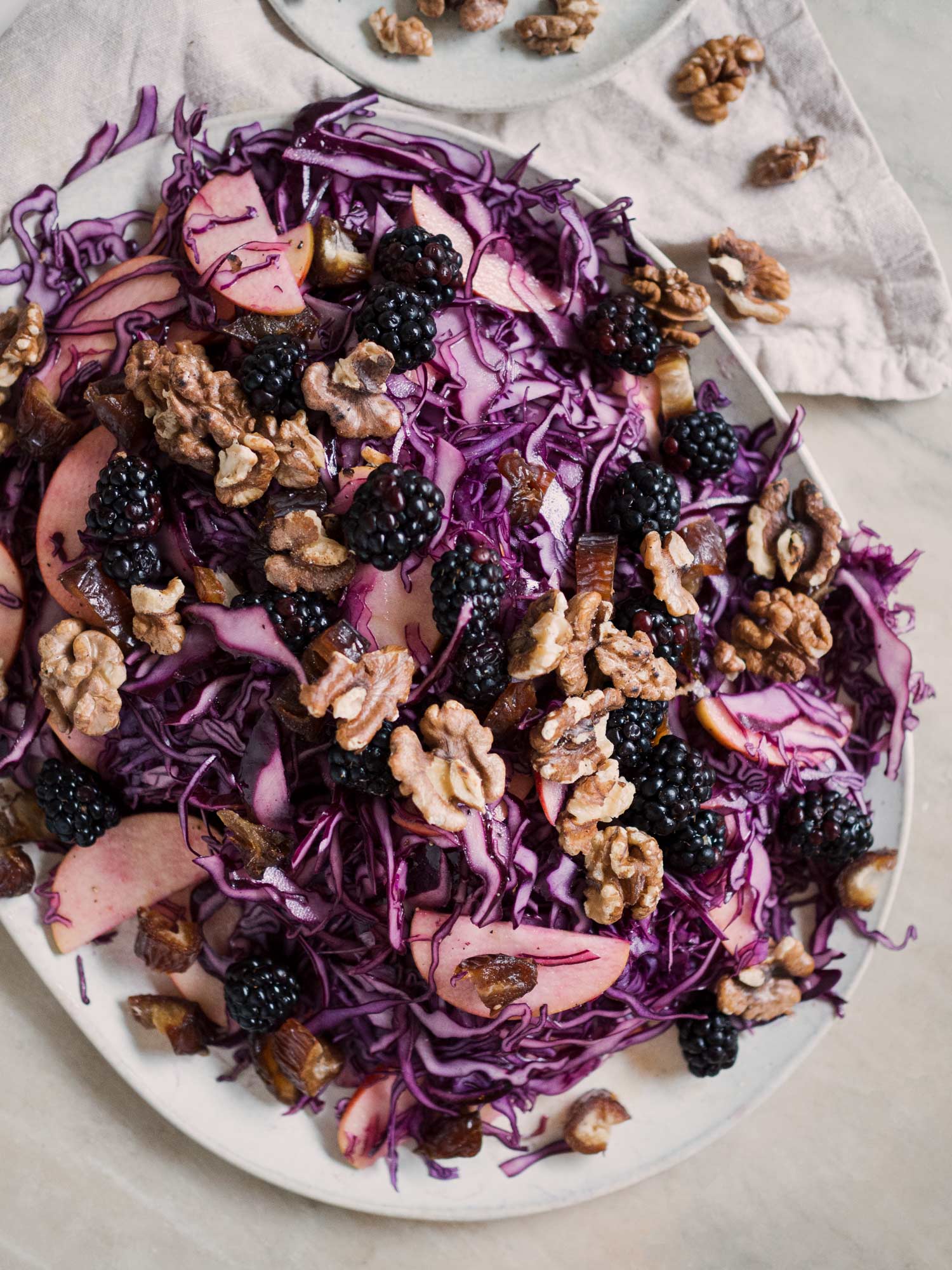 Frisk rødkålssalat med æbler