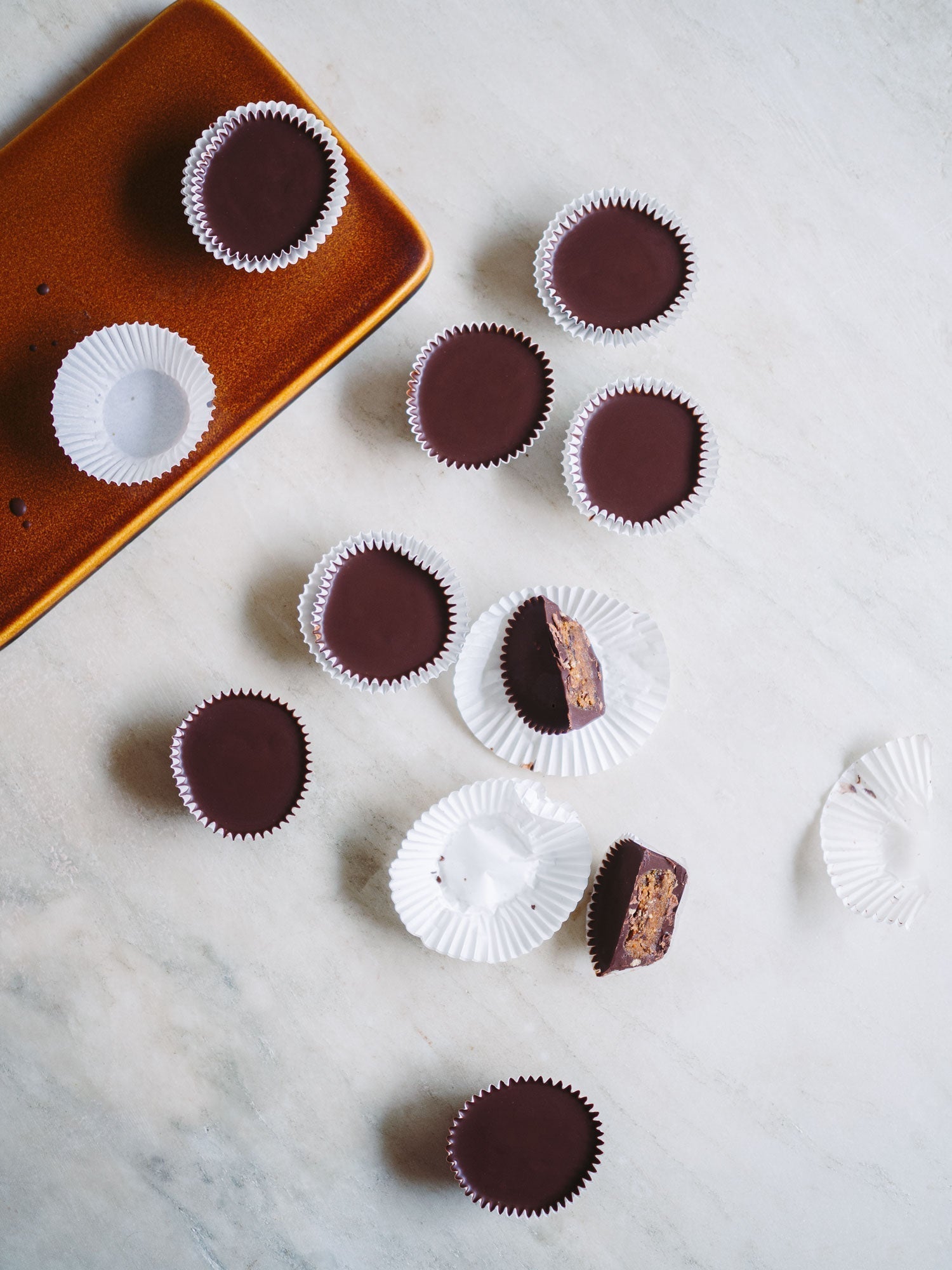 Fyldte chokolader med dadel-karamel