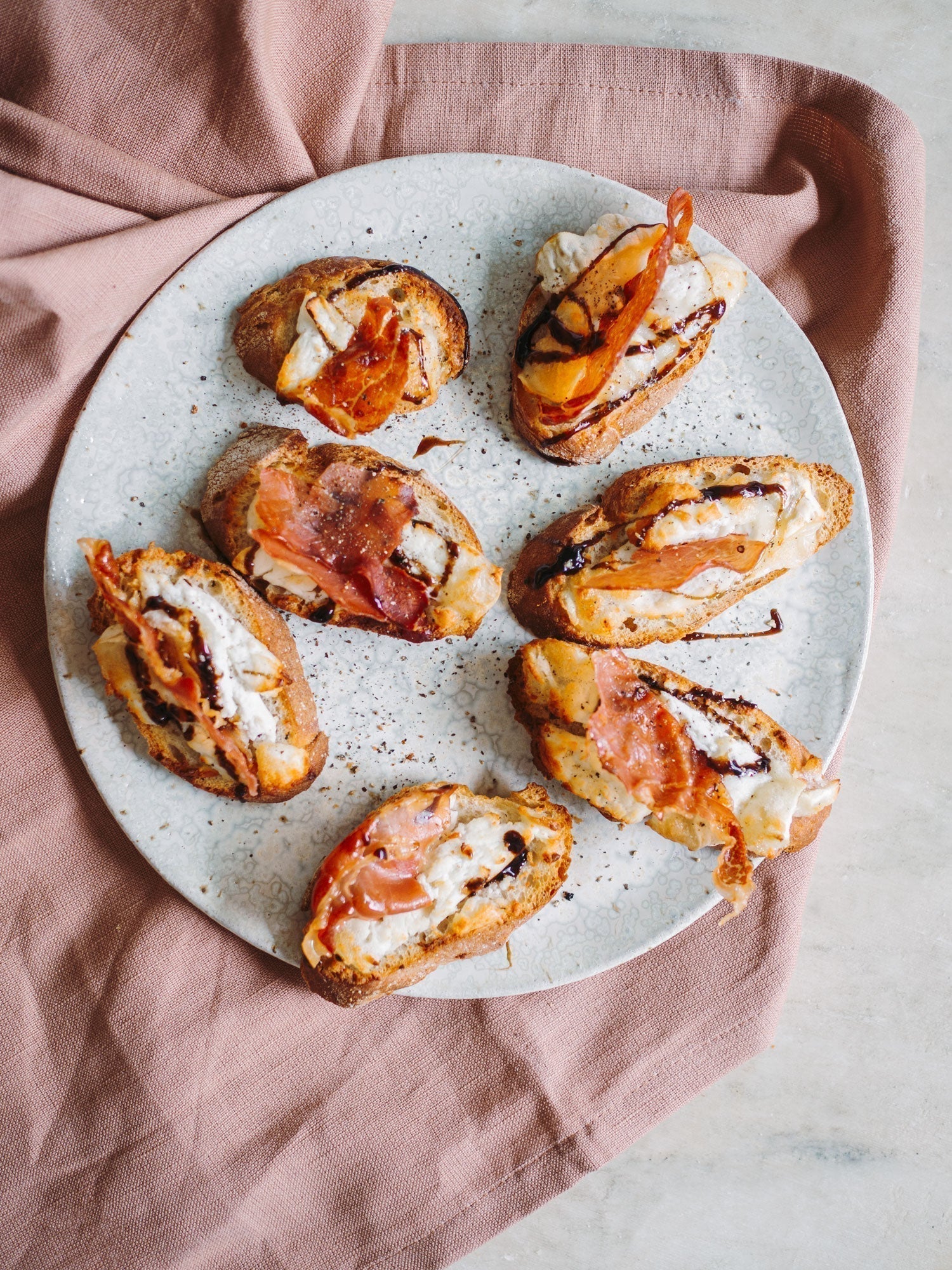 Bruschetta med gedeost og sprød skinke