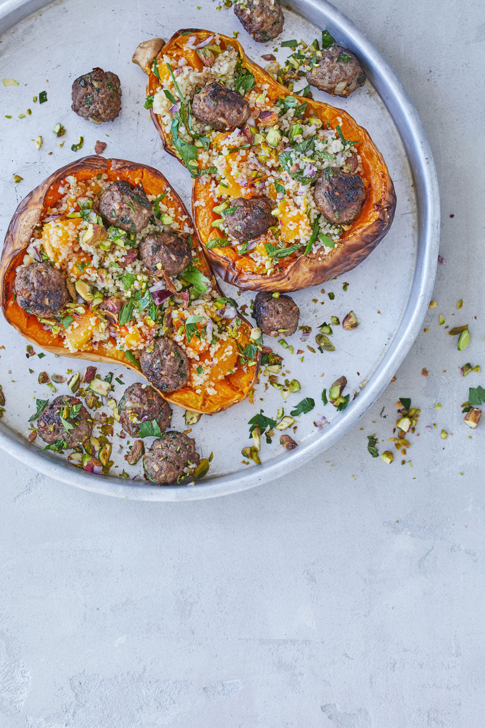 Fyldt græskar med tabbouleh og kebab