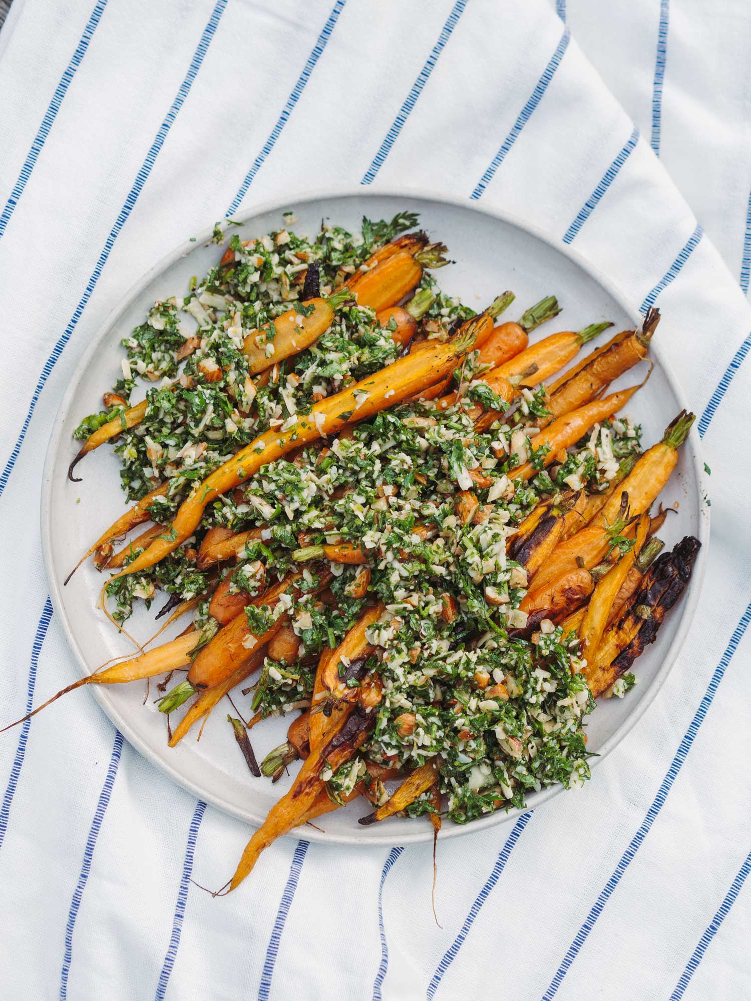 Grillede gulerødder med rustik pesto