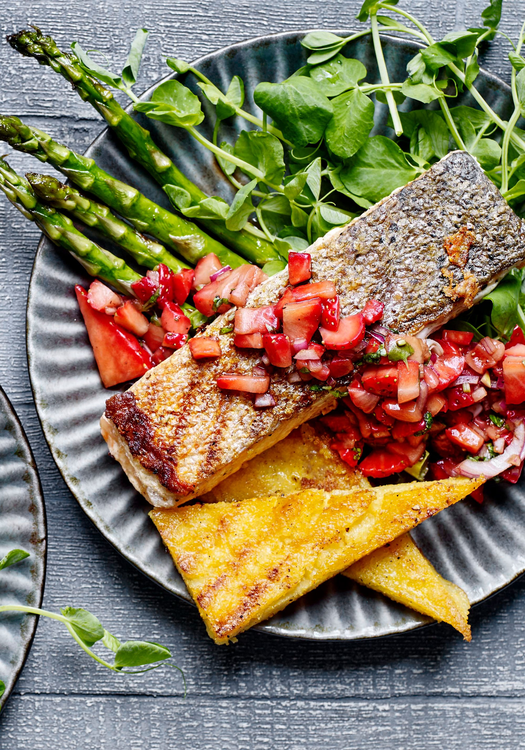 Grillet laks og polenta med jordbærsalsa