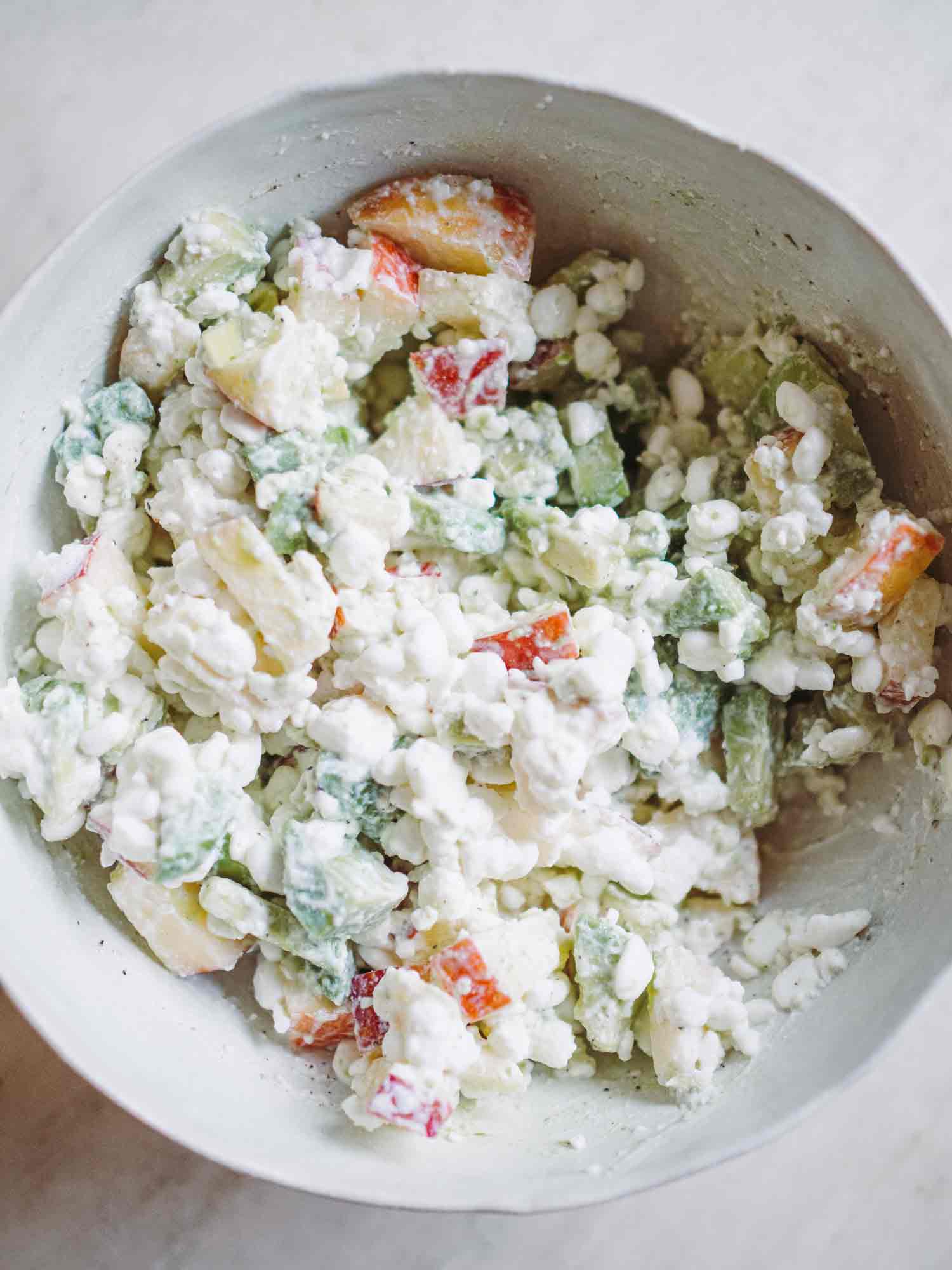 Hytteostsalat med avocado og æble