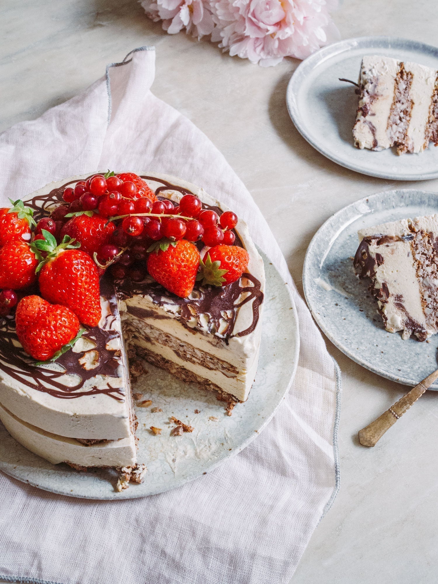 Islagkage med nøddebund, dadler og chokolade