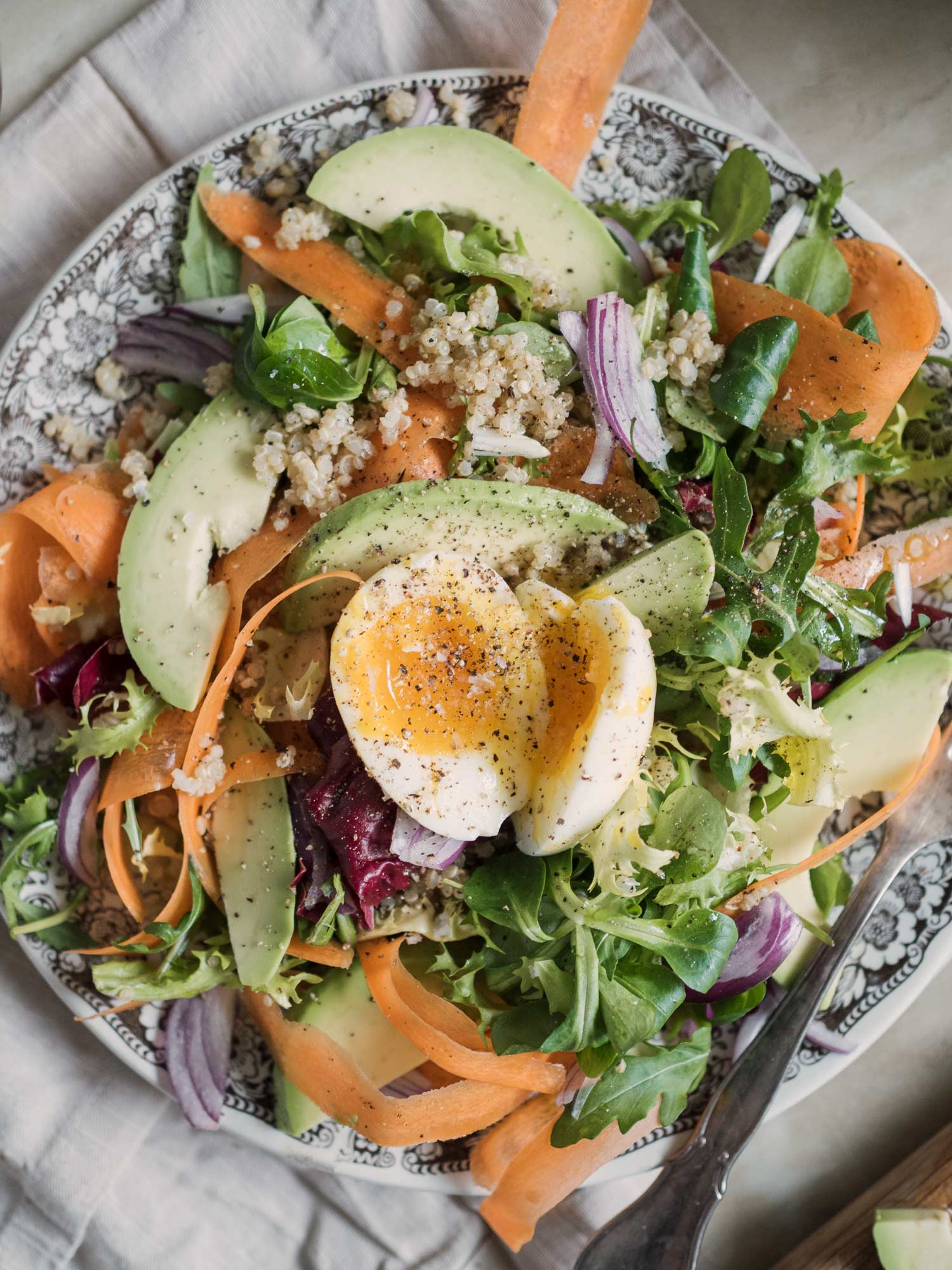 Frokostsalat med avocado og æg