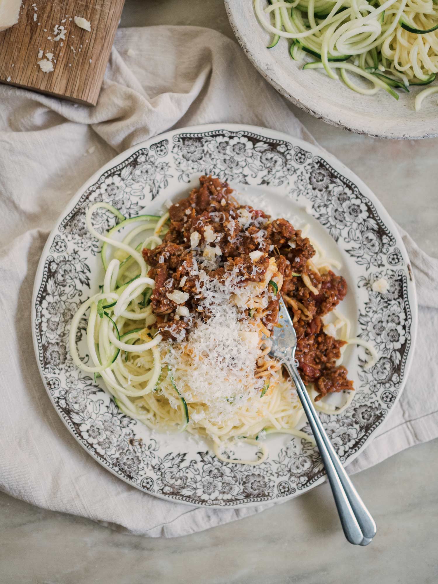 Pasta med kødsovs og grøntsager