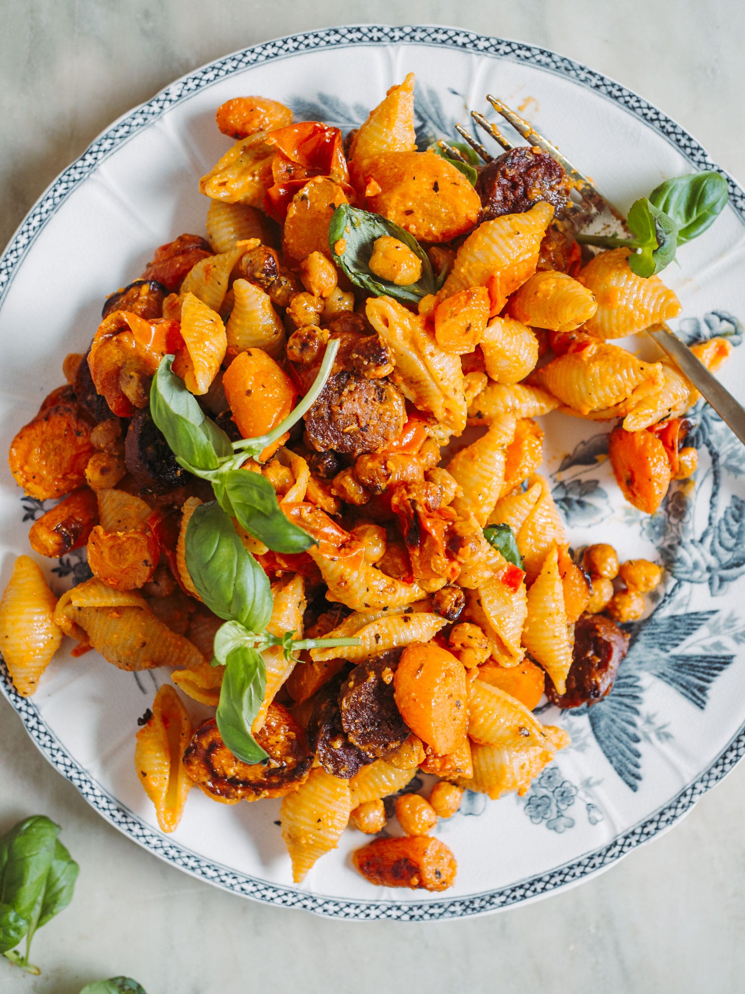 Pastasalat med rød pesto og chorizo