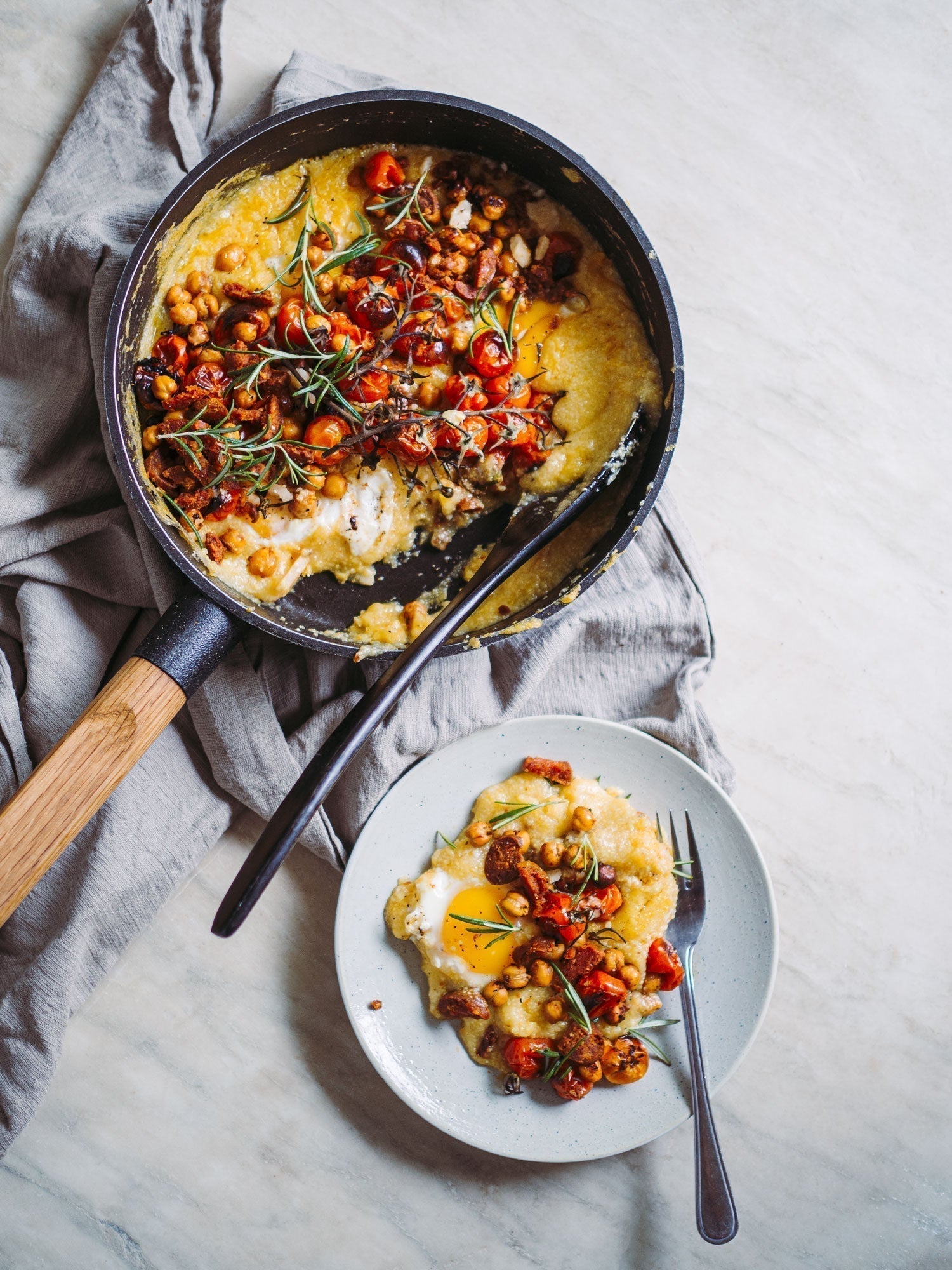 Polentapande med æg, tomat og chorizo