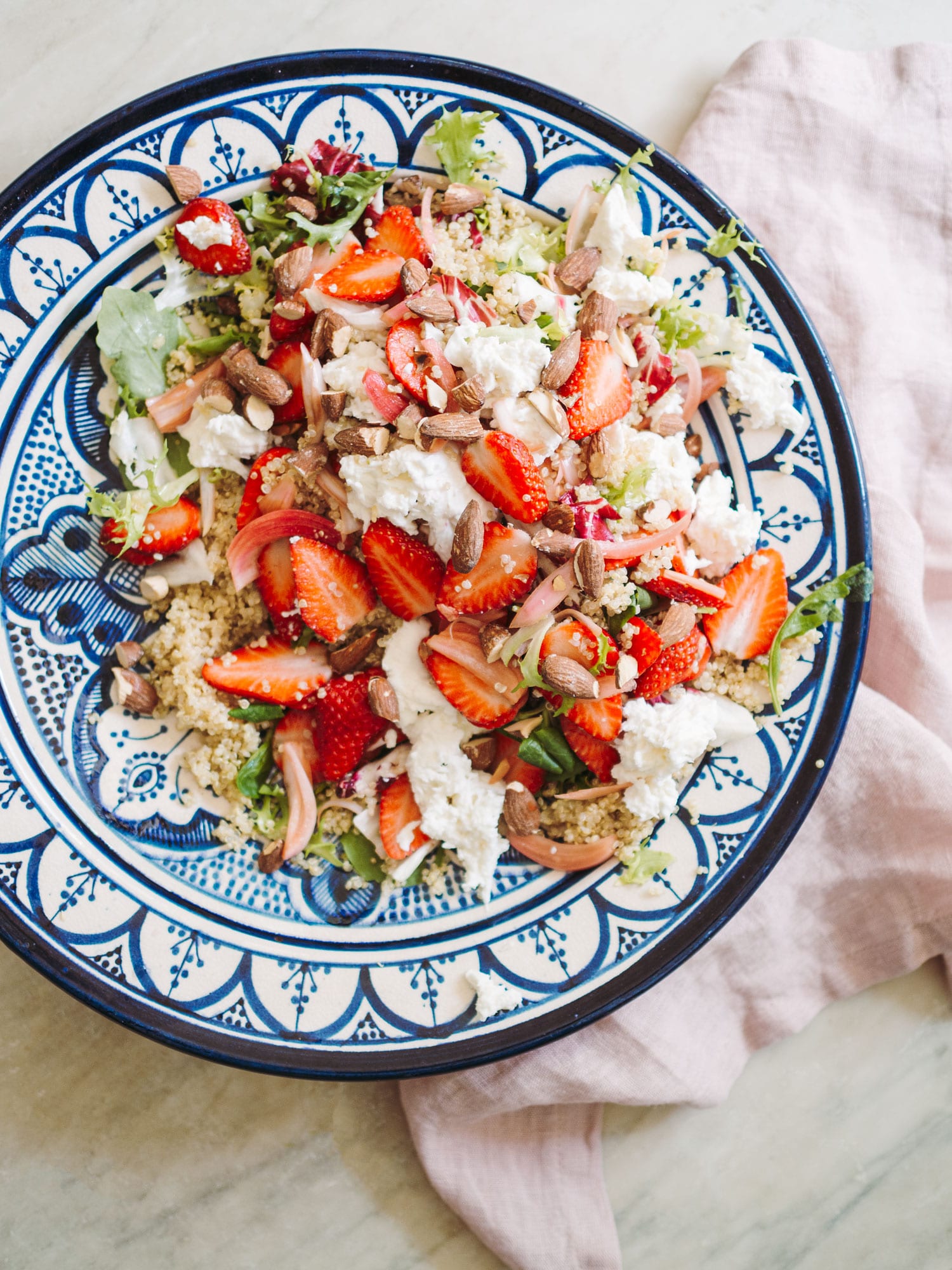 Quinoasalat med jordbær