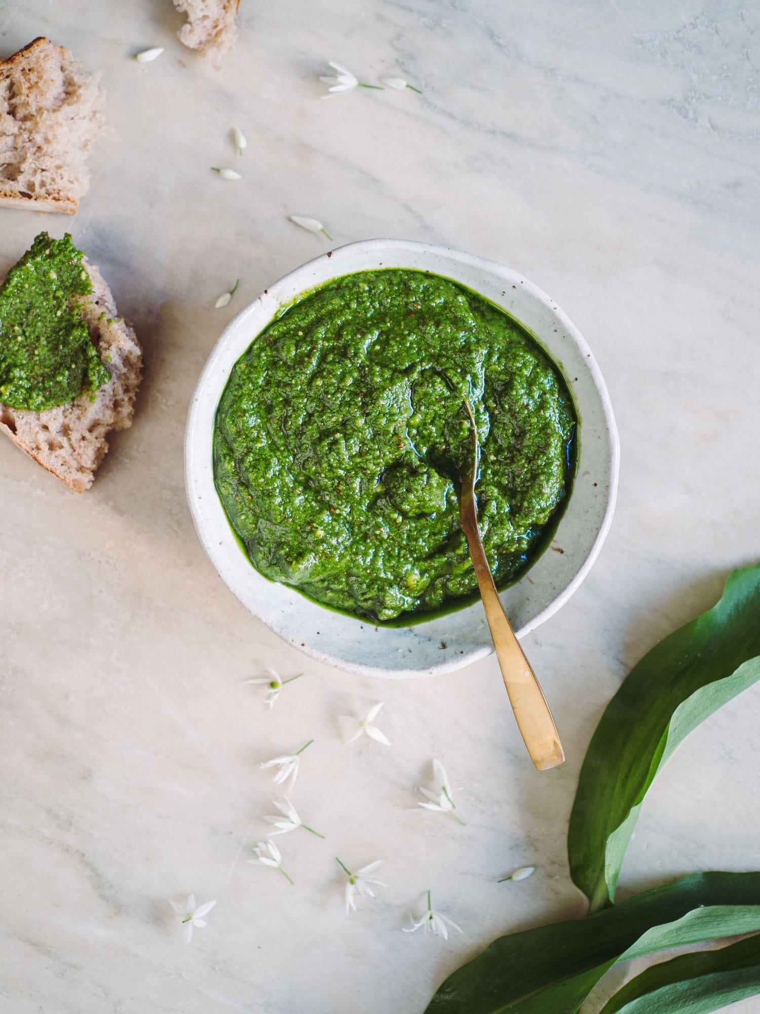 Ramsløgspesto med mandler