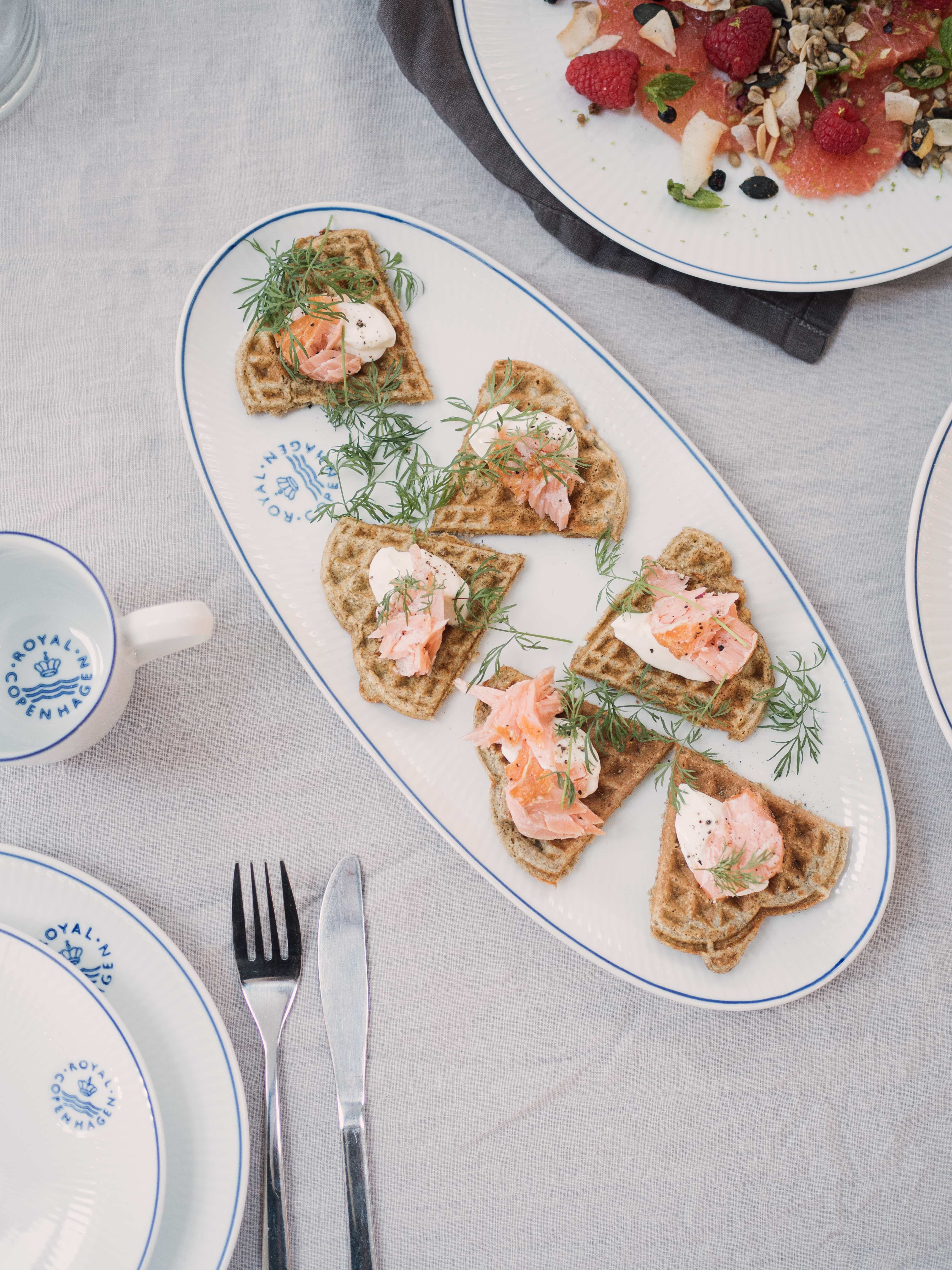 Rugvafler med varmrøget laks