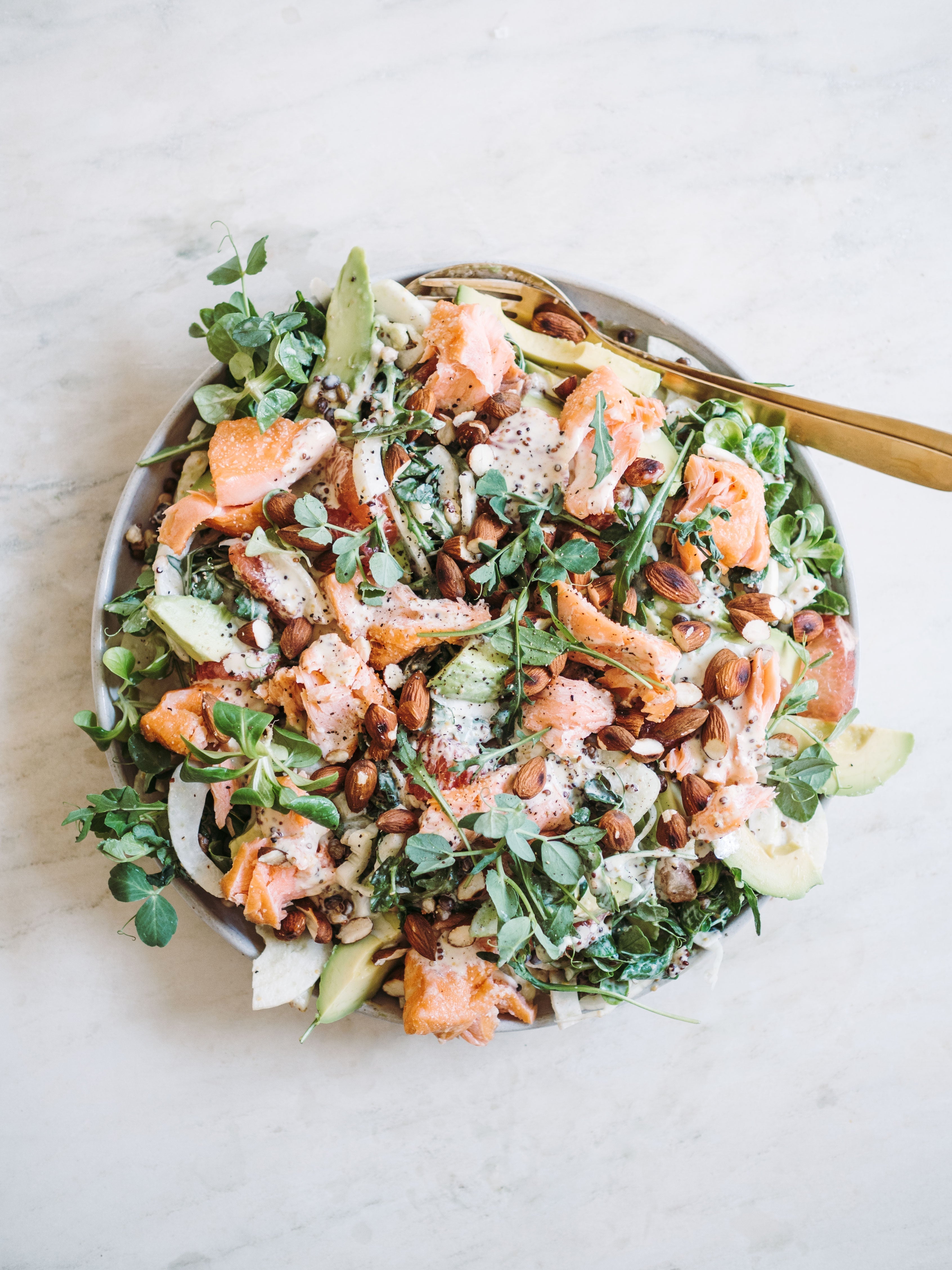 Salat med varmrøget laks og avocado