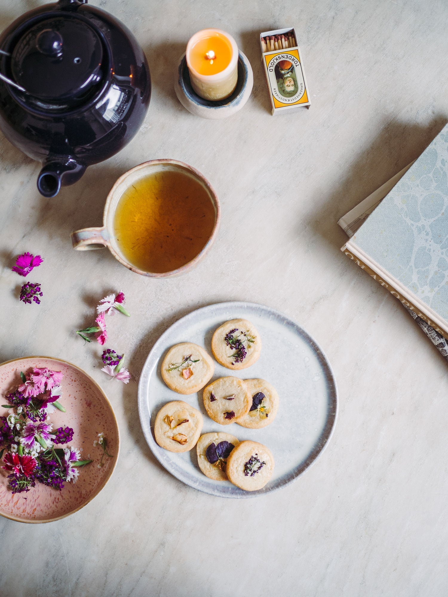 Småkager med spiselige blomster