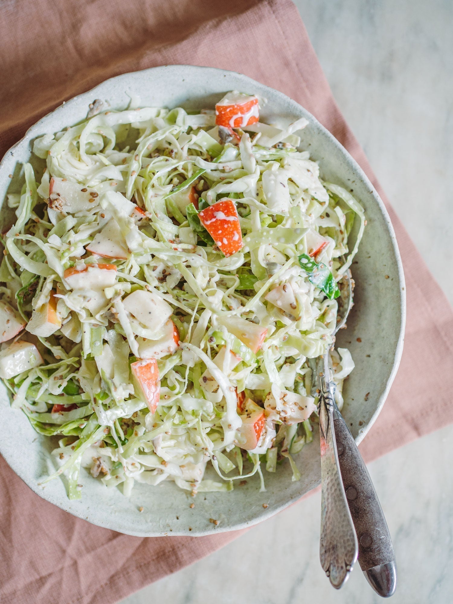 Spidskålssalat med æbler