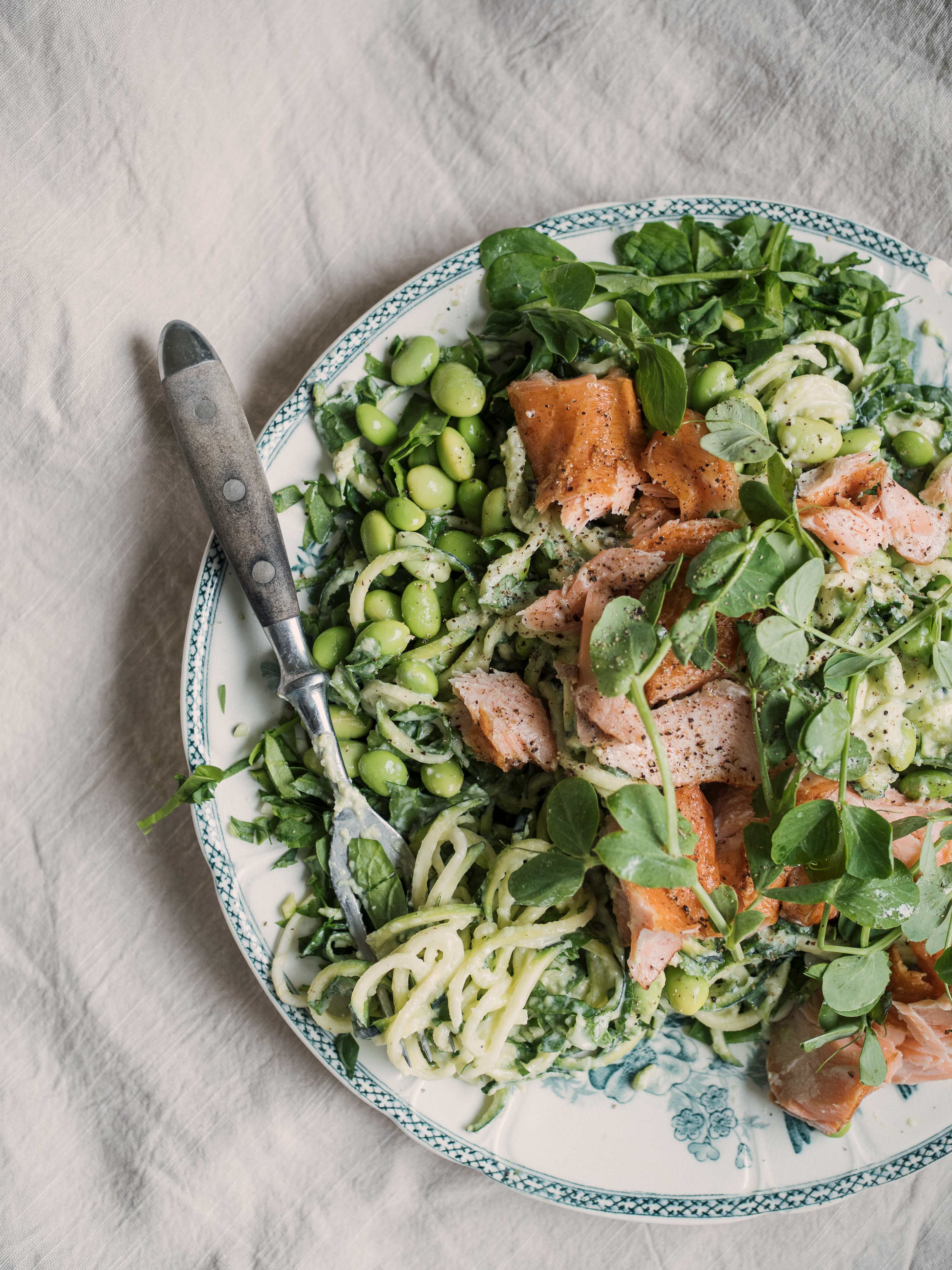 Squashpasta med avocadocreme og varmrøget laks
