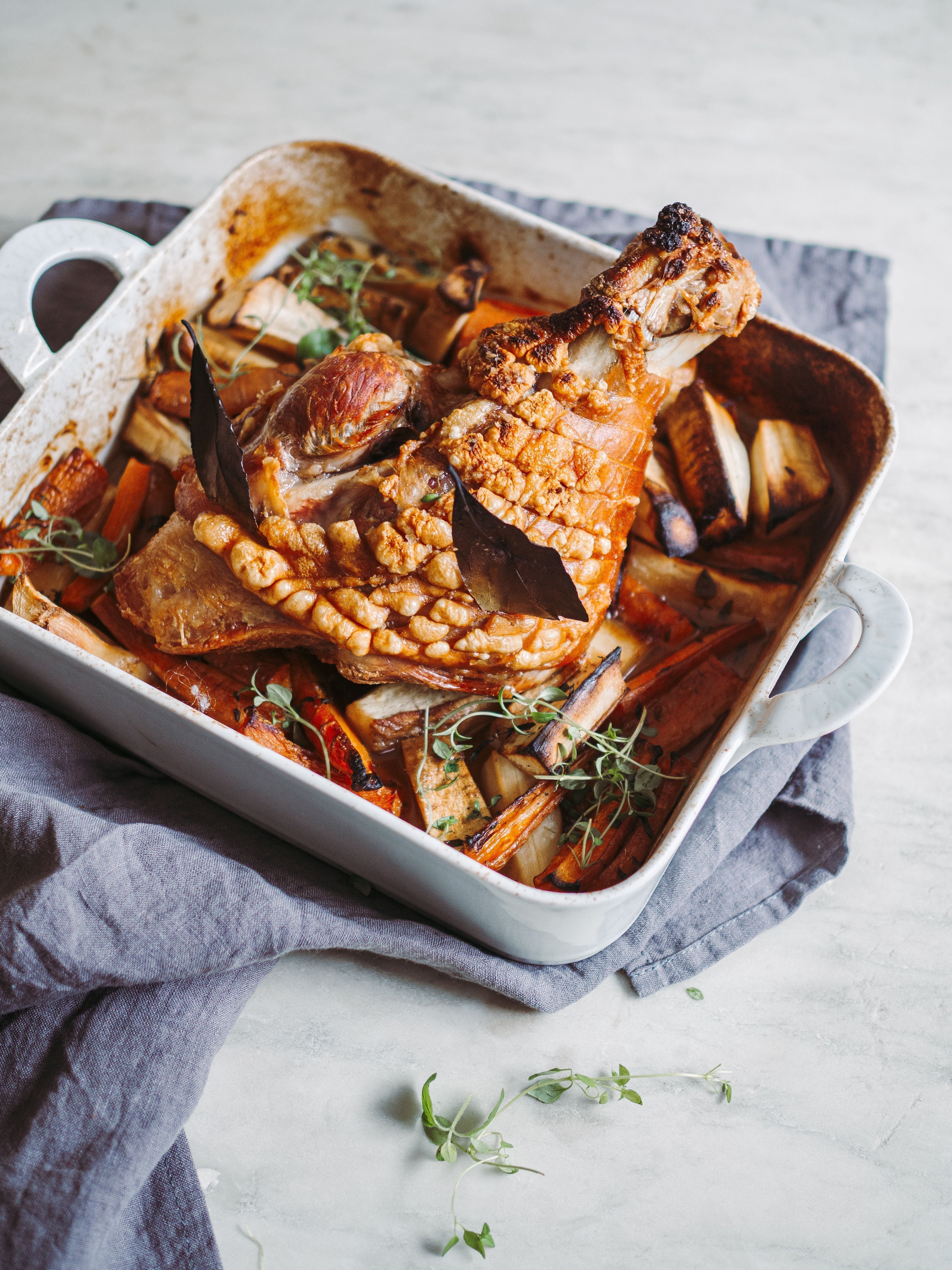 Langtidsstegt skank med rodfrugter