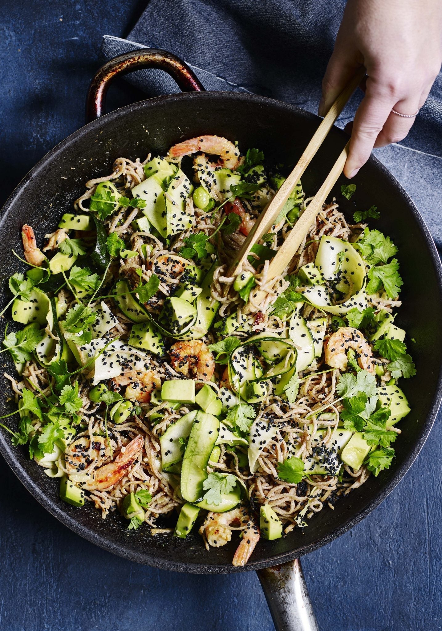 Wok med tigerrejer, nudler og squash