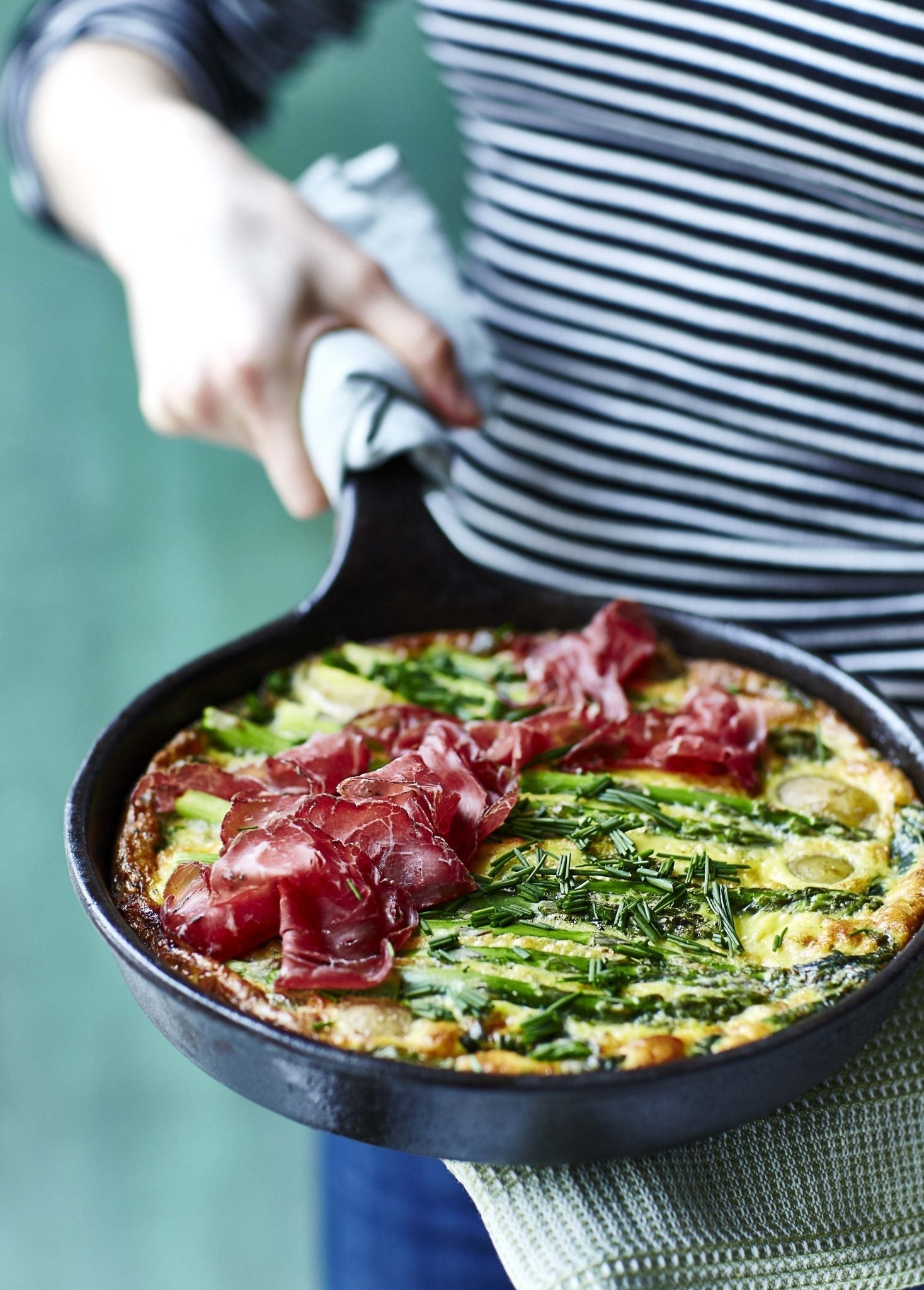 Æggekage i ovn med kartofler og asparges