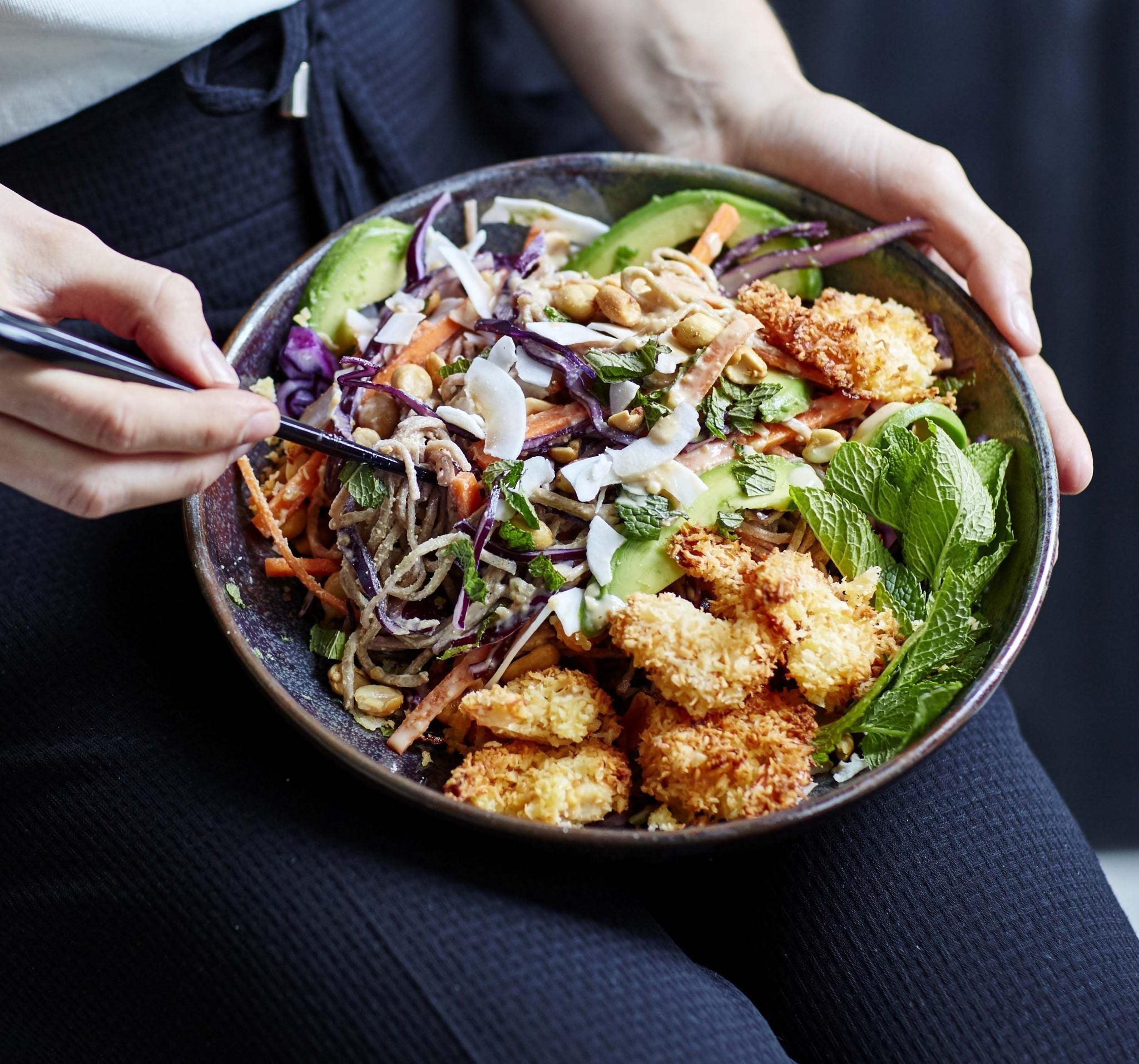 Nudelsalat med tigerrejer paneret i kokosmel