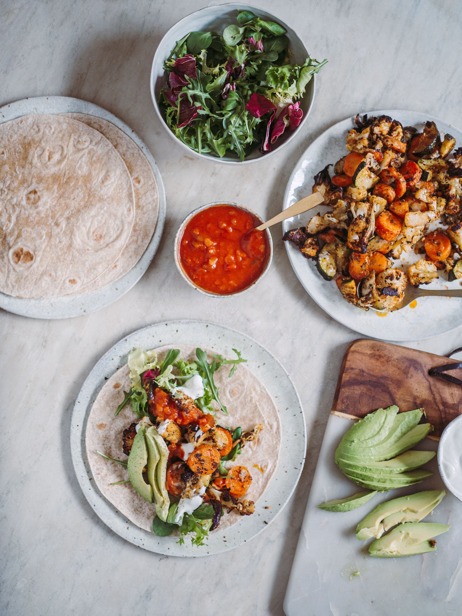 Vegetar tortillas med bagte grøntsager