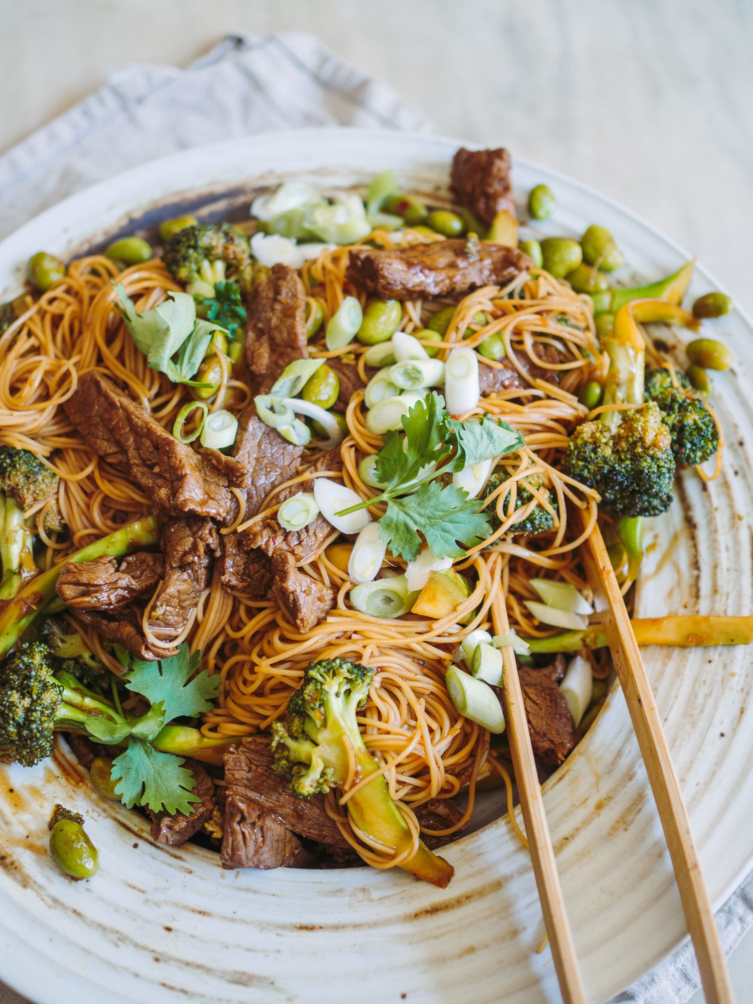 Nudler med oksekød og broccoli