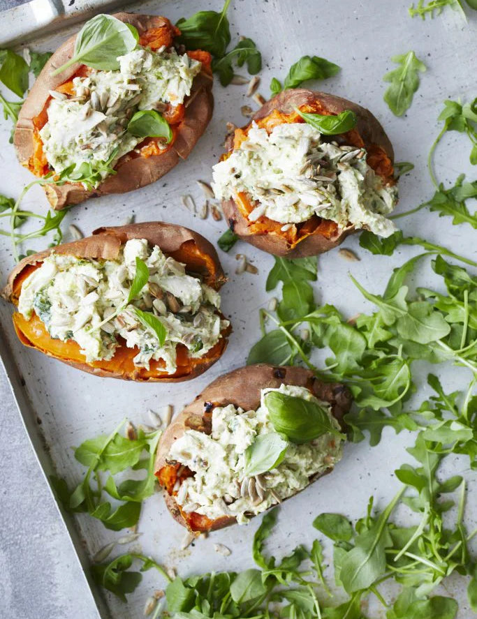 Fyldte søde kartofler med pesto kyllingesalat