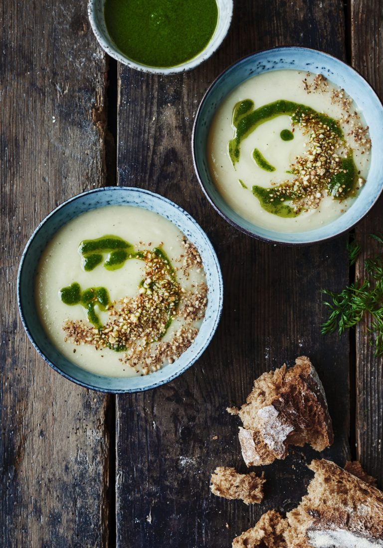 Blomkålssuppe med dild-olie & dukkah