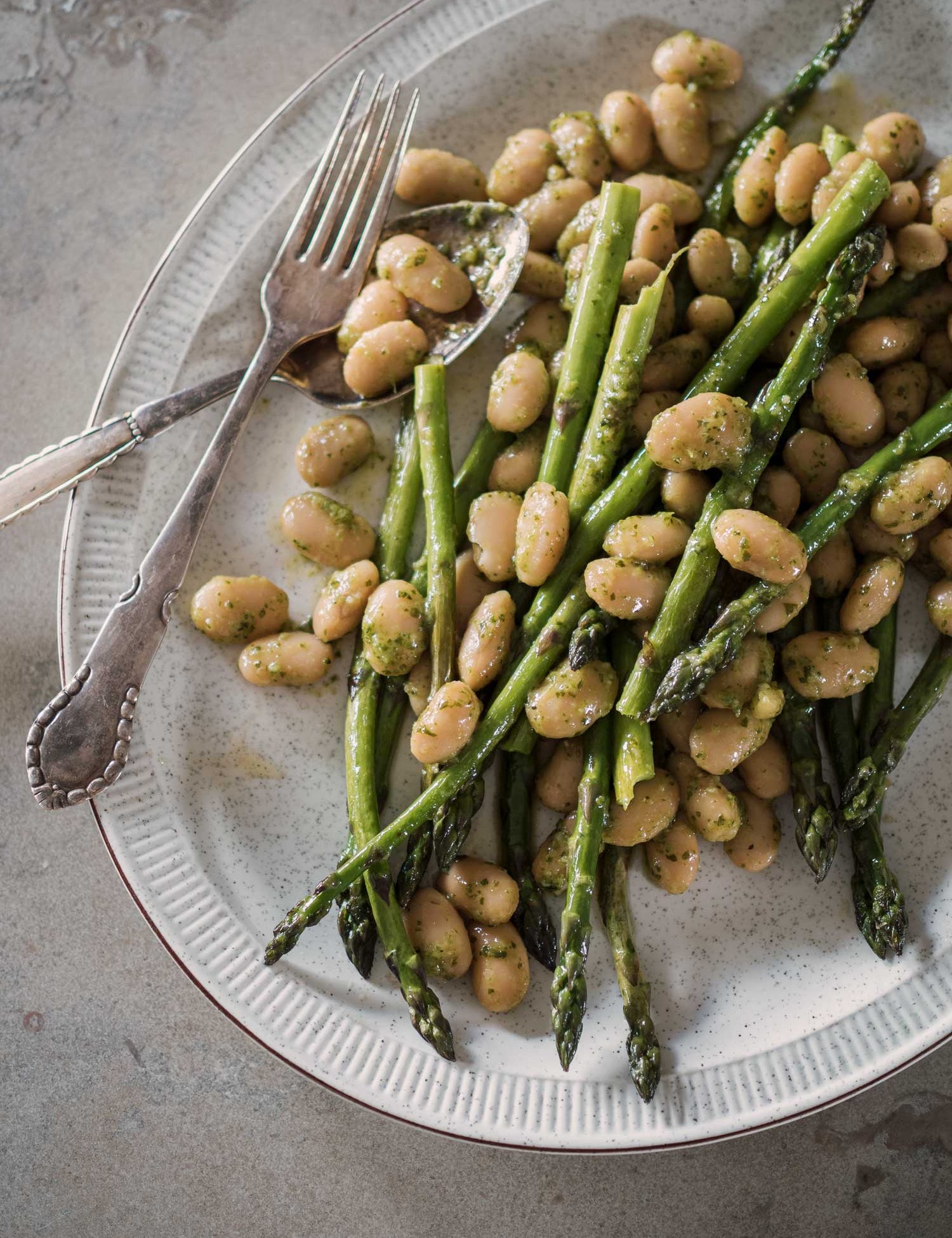 Asparges med bønner og pesto