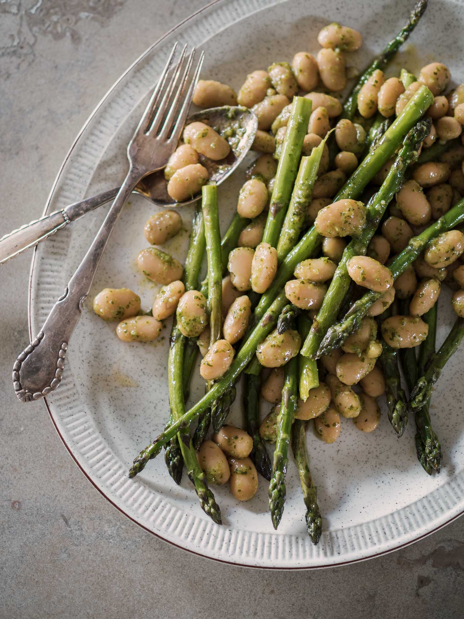 Asparges med bønner og pesto