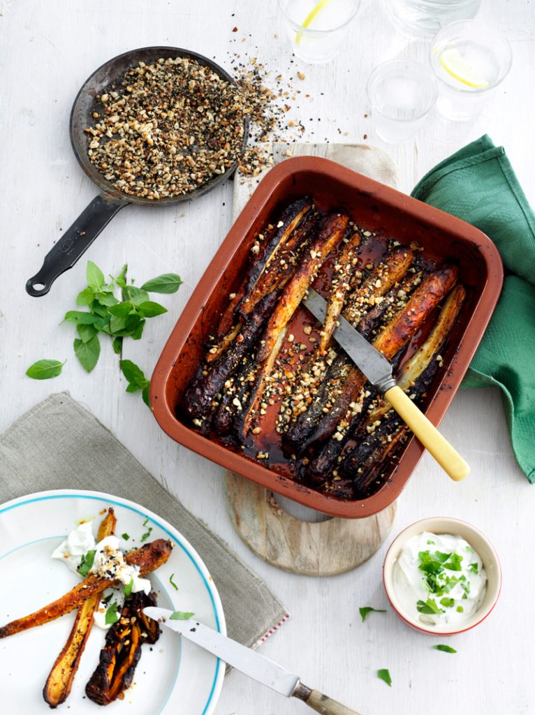 Bagte gulerødder med dukkah & mynte-yoghurtdressing