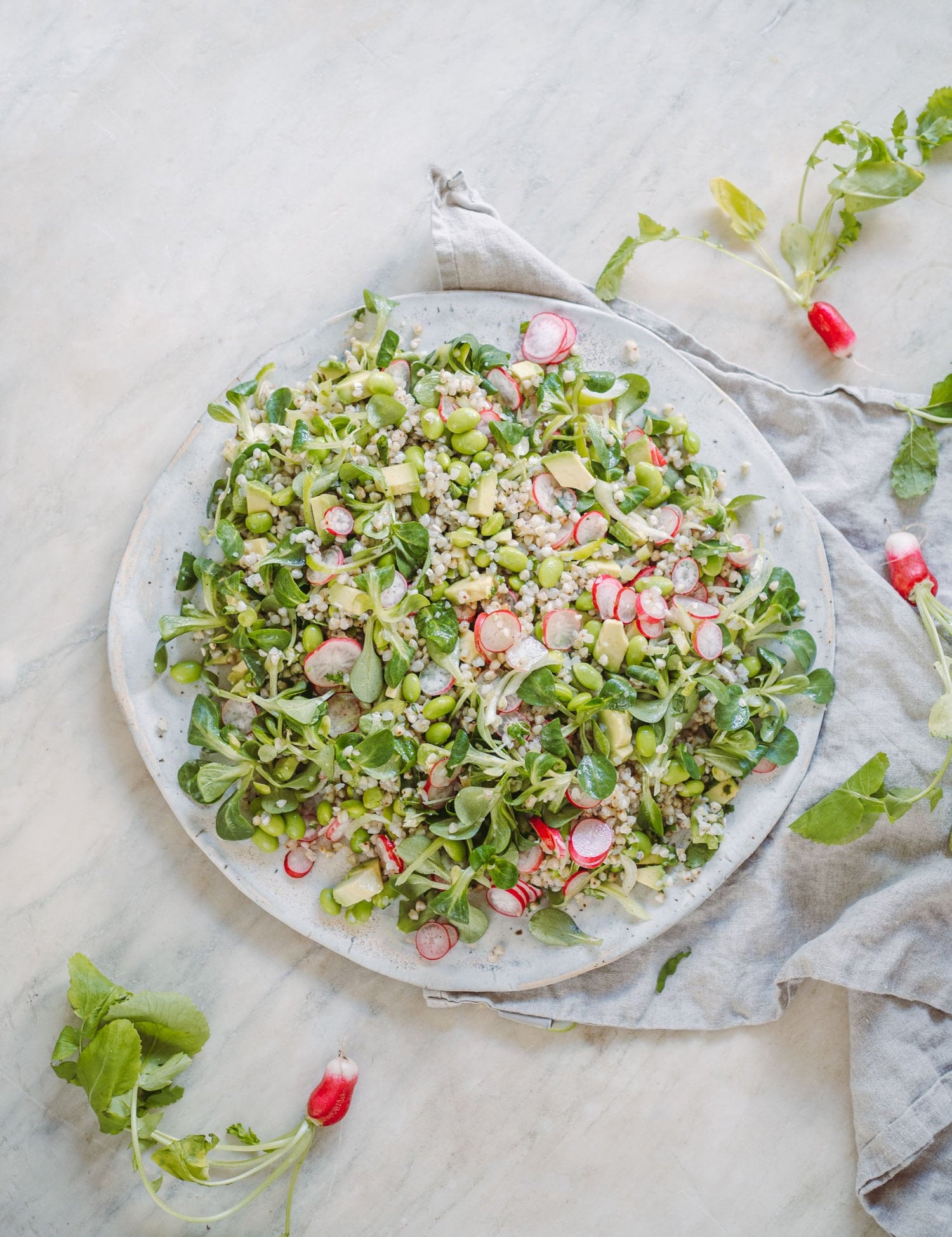 Salat med edamamebønner og boghvedekerner