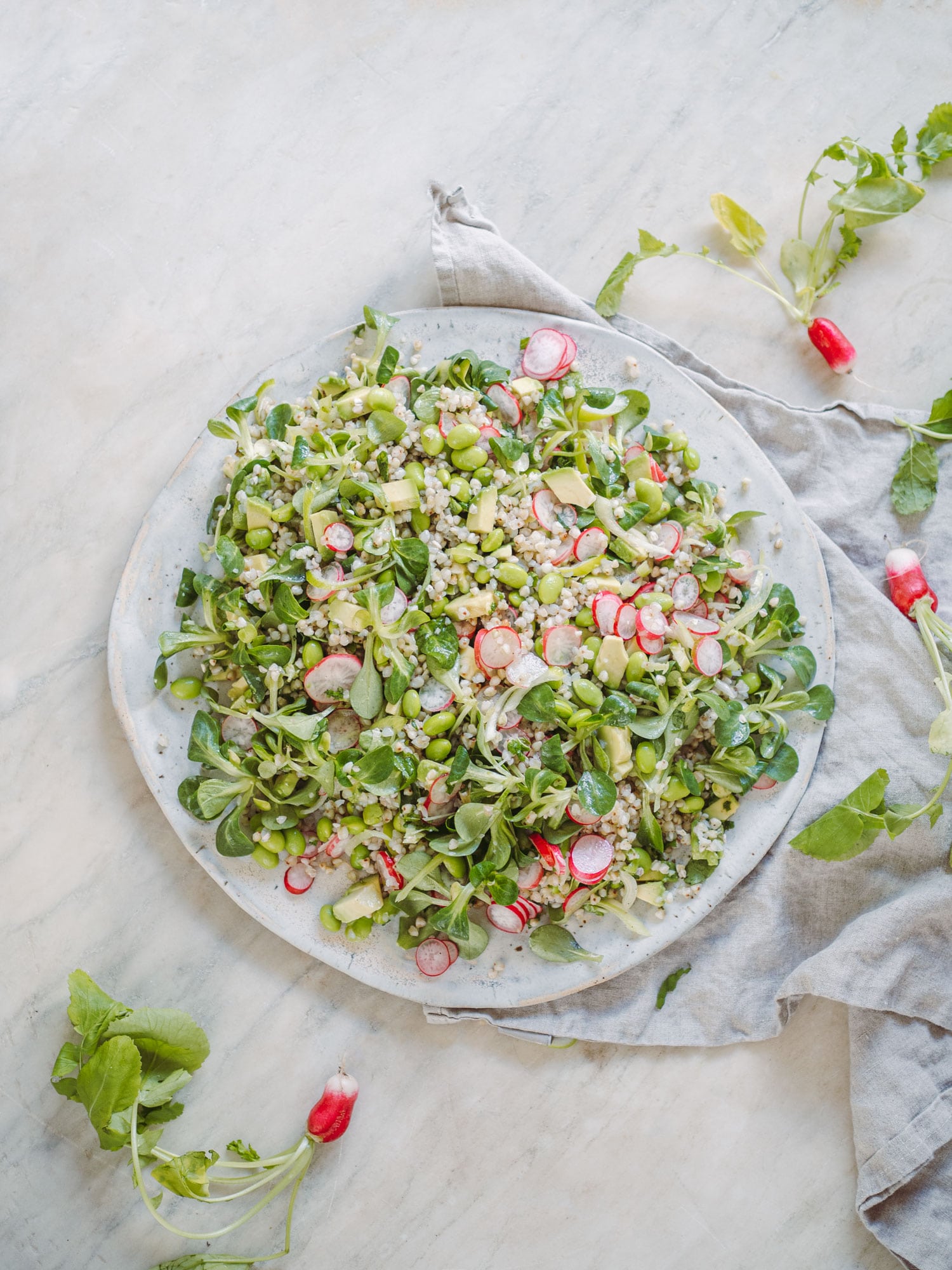 Salat med edamamebønner og boghvedekerner