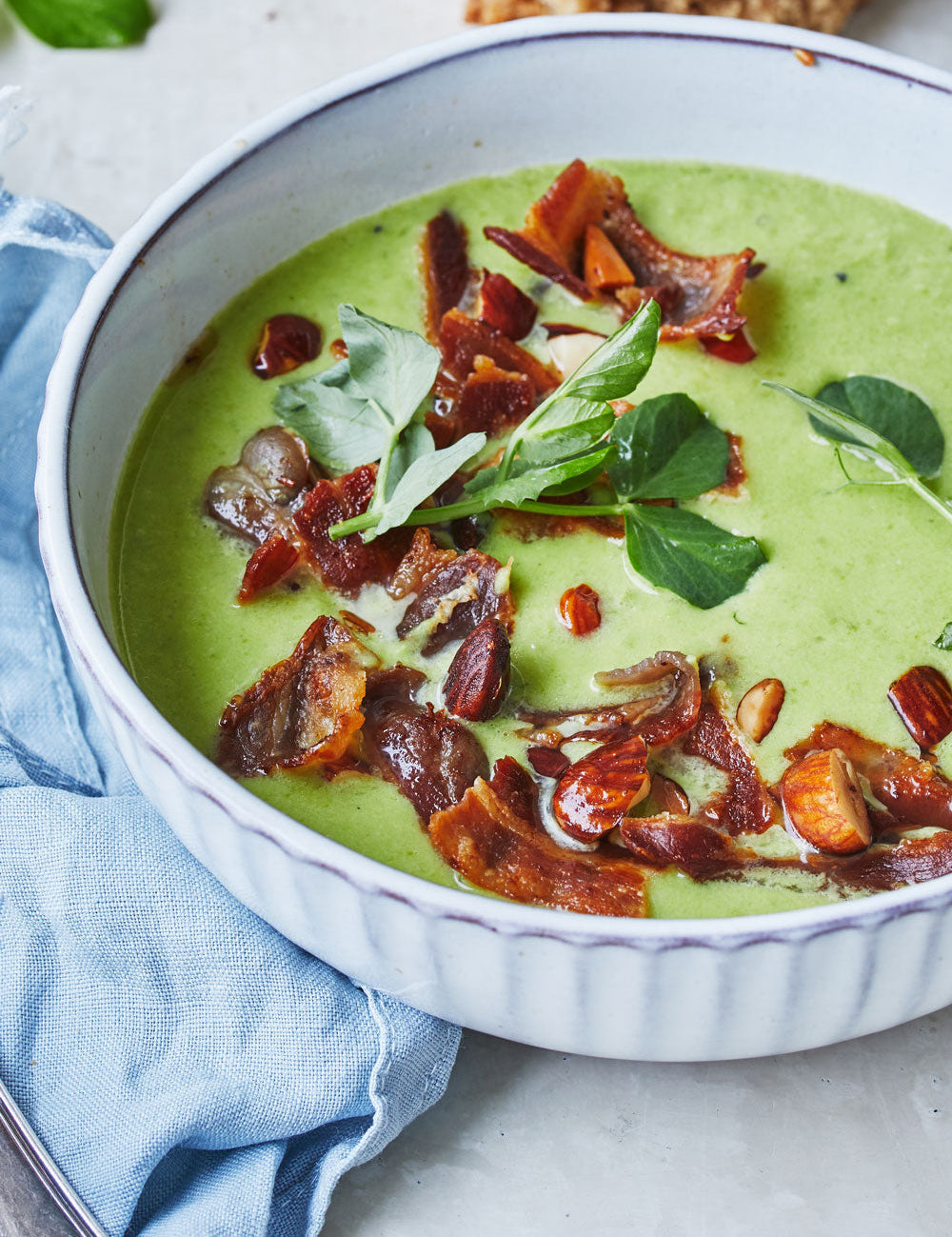 Ærtesuppe med bacon og mandelknas